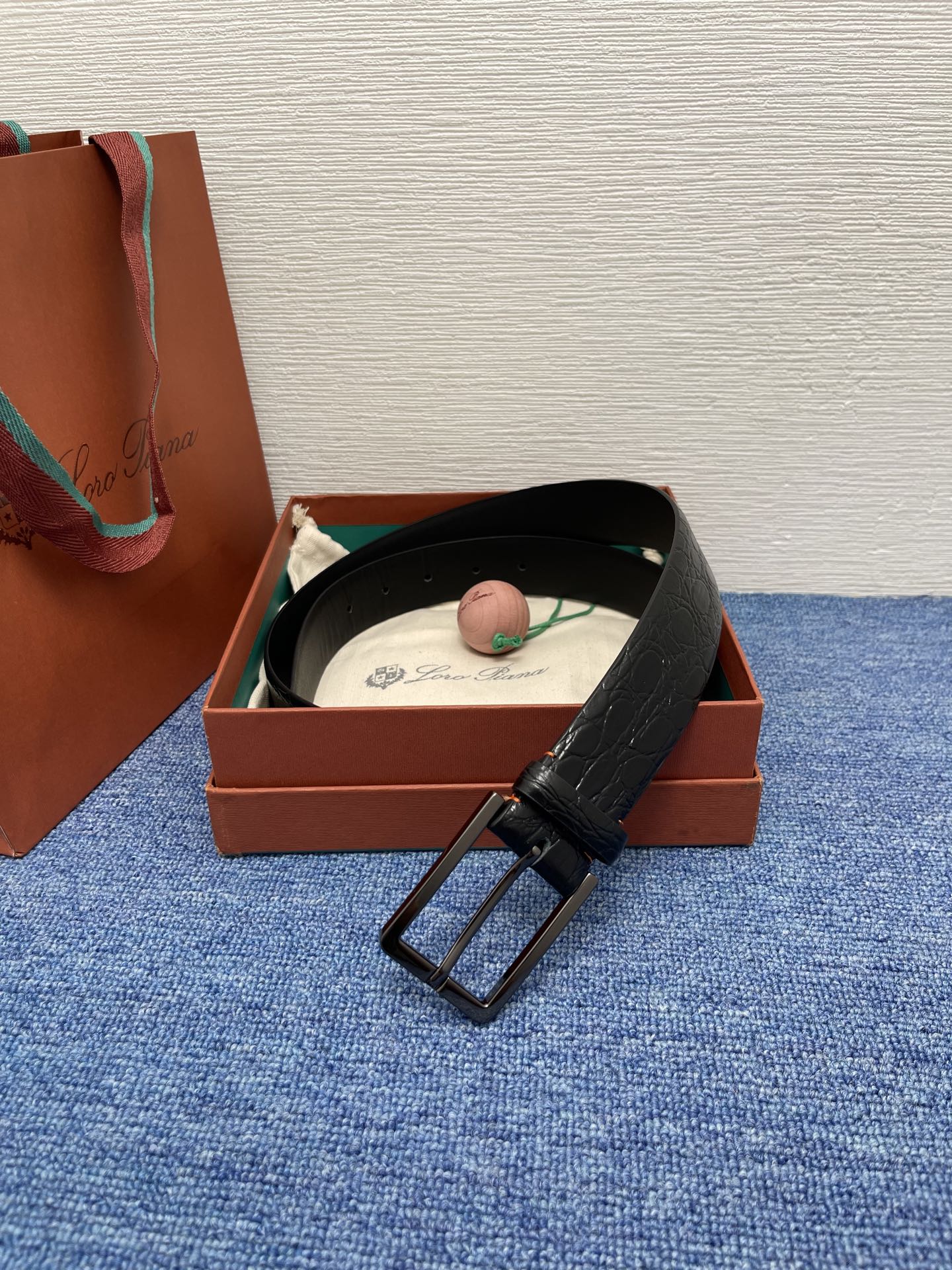 品牌：Loro Piana（诺悠翩雅）
正品尺寸经典男士休闲腰带，柔软alsavel制成，镀钯金属扣带有