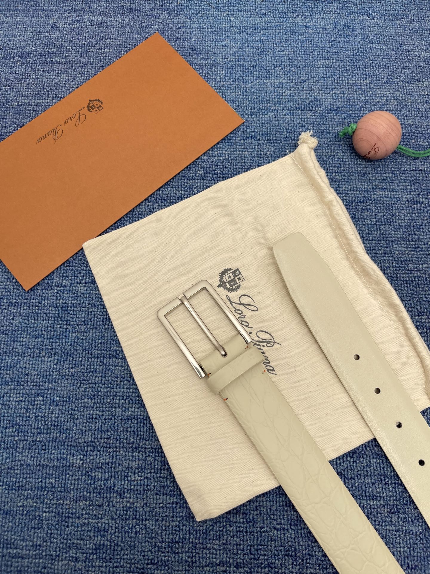 品牌：Loro Piana（诺悠翩雅）
正品尺寸经典男士休闲腰带，柔软alsavel制成，镀钯金属扣带有