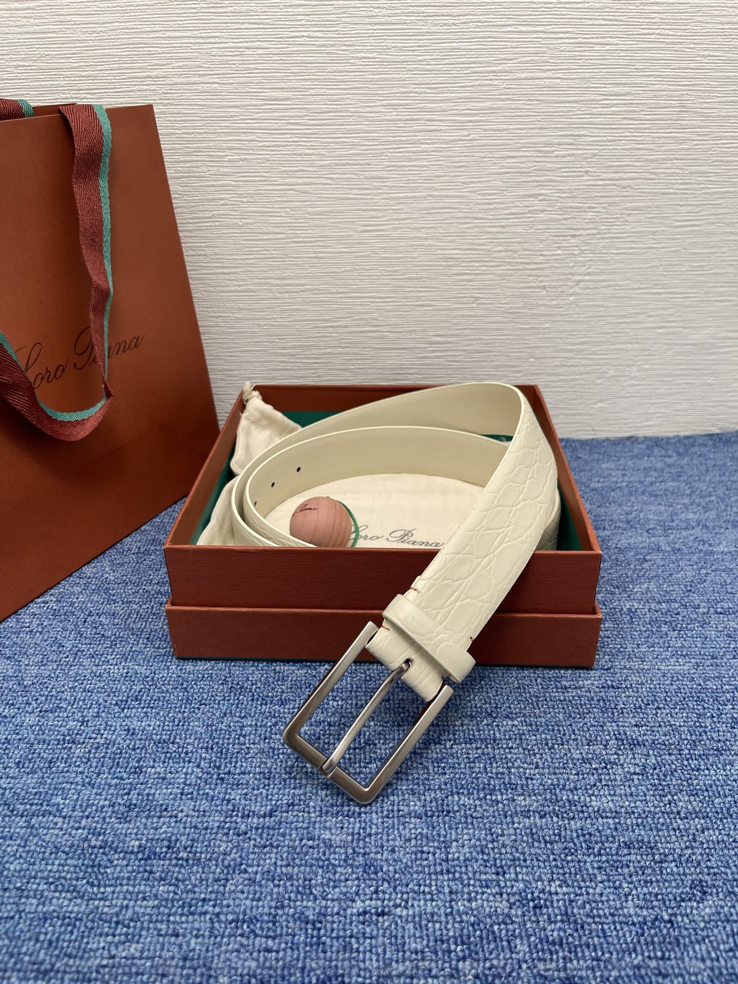 品牌：Loro Piana（诺悠翩雅）
正品尺寸经典男士休闲腰带，柔软alsavel制成，镀钯金属扣带有