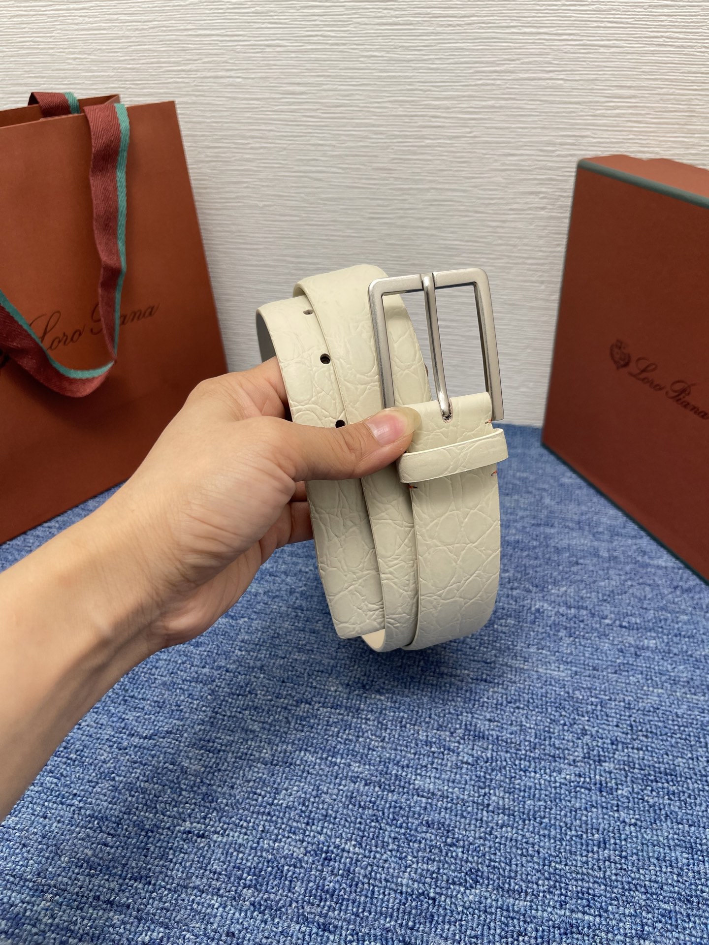 品牌：Loro Piana（诺悠翩雅）
正品尺寸经典男士休闲腰带，柔软alsavel制成，镀钯金属扣带有