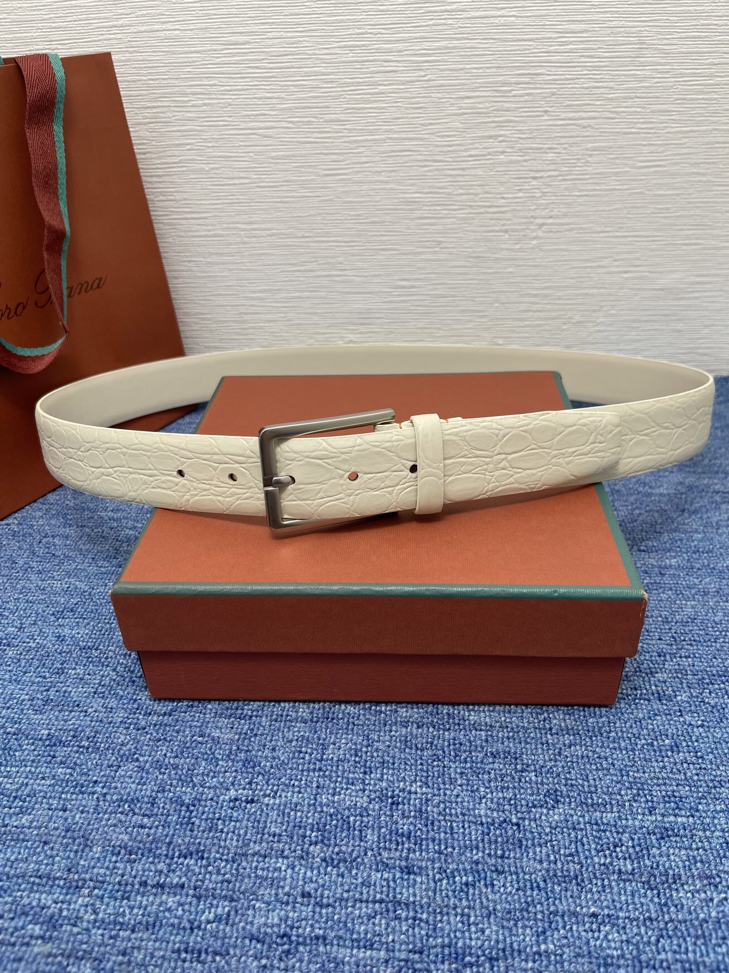 品牌：Loro Piana（诺悠翩雅）
正品尺寸经典男士休闲腰带，柔软alsavel制成，镀钯金属扣带有