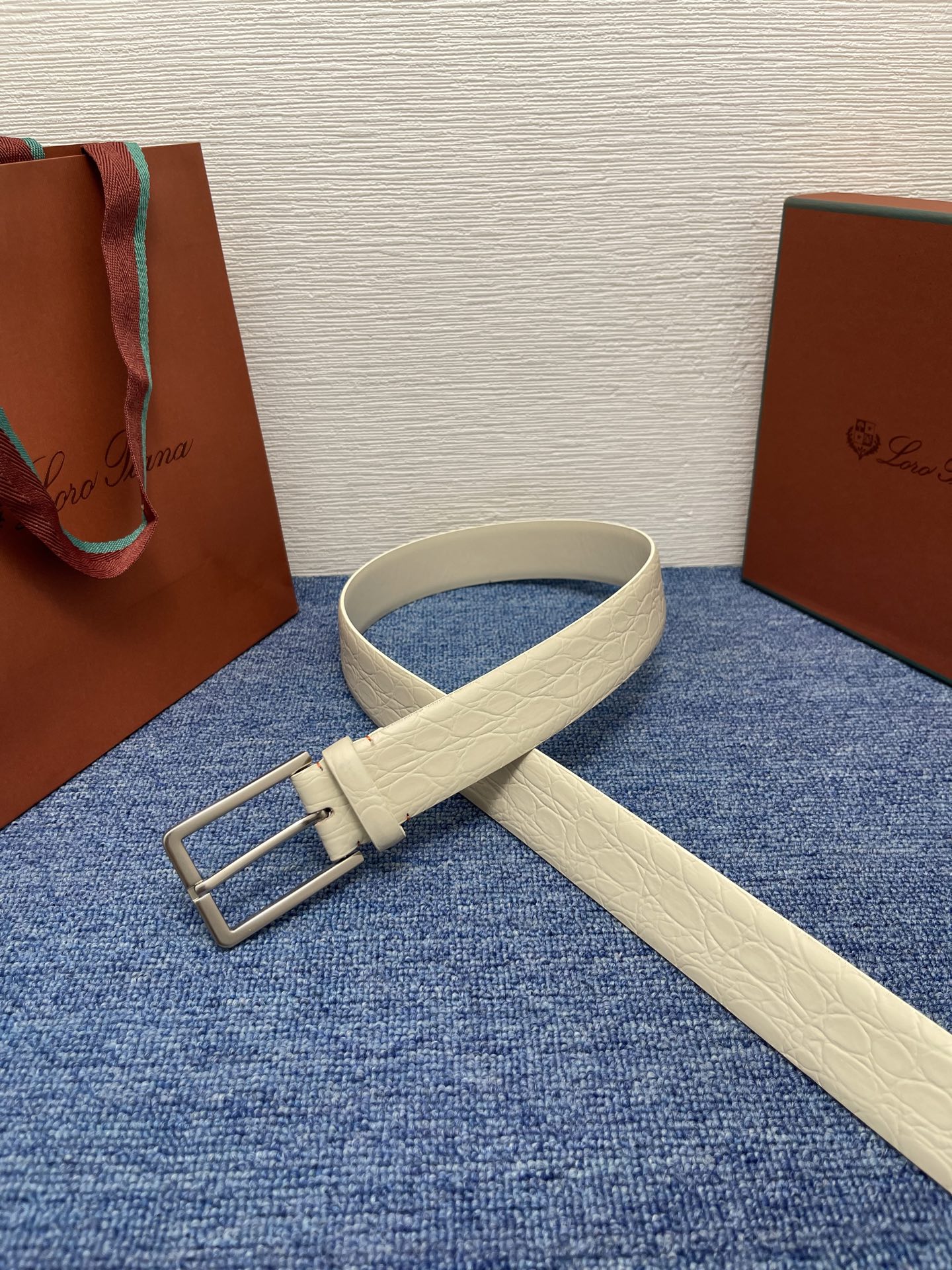品牌：Loro Piana（诺悠翩雅）
正品尺寸经典男士休闲腰带，柔软alsavel制成，镀钯金属扣带有