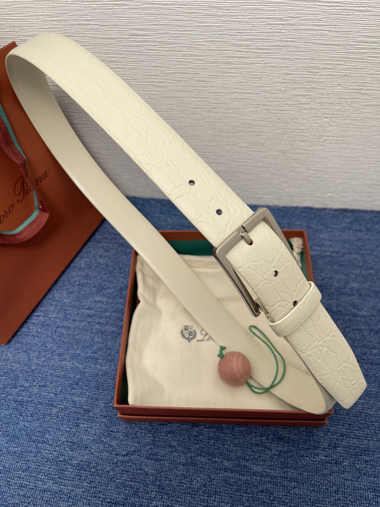 品牌：Loro Piana（诺悠翩雅）
正品尺寸经典男士休闲腰带，柔软alsavel制成，镀钯金属扣带有
