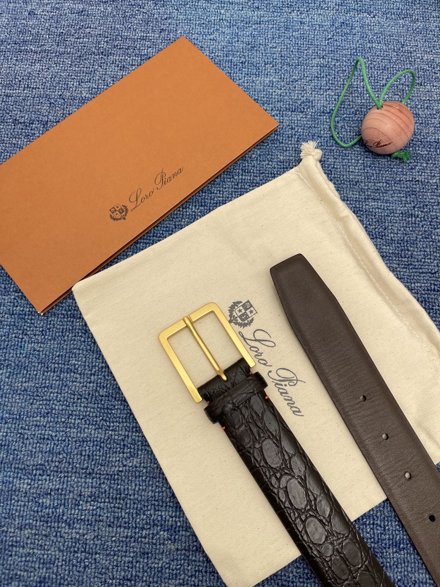品牌：Loro Piana（诺悠翩雅）
正品尺寸经典男士休闲腰带，柔软alsavel制成，镀钯金属扣带有