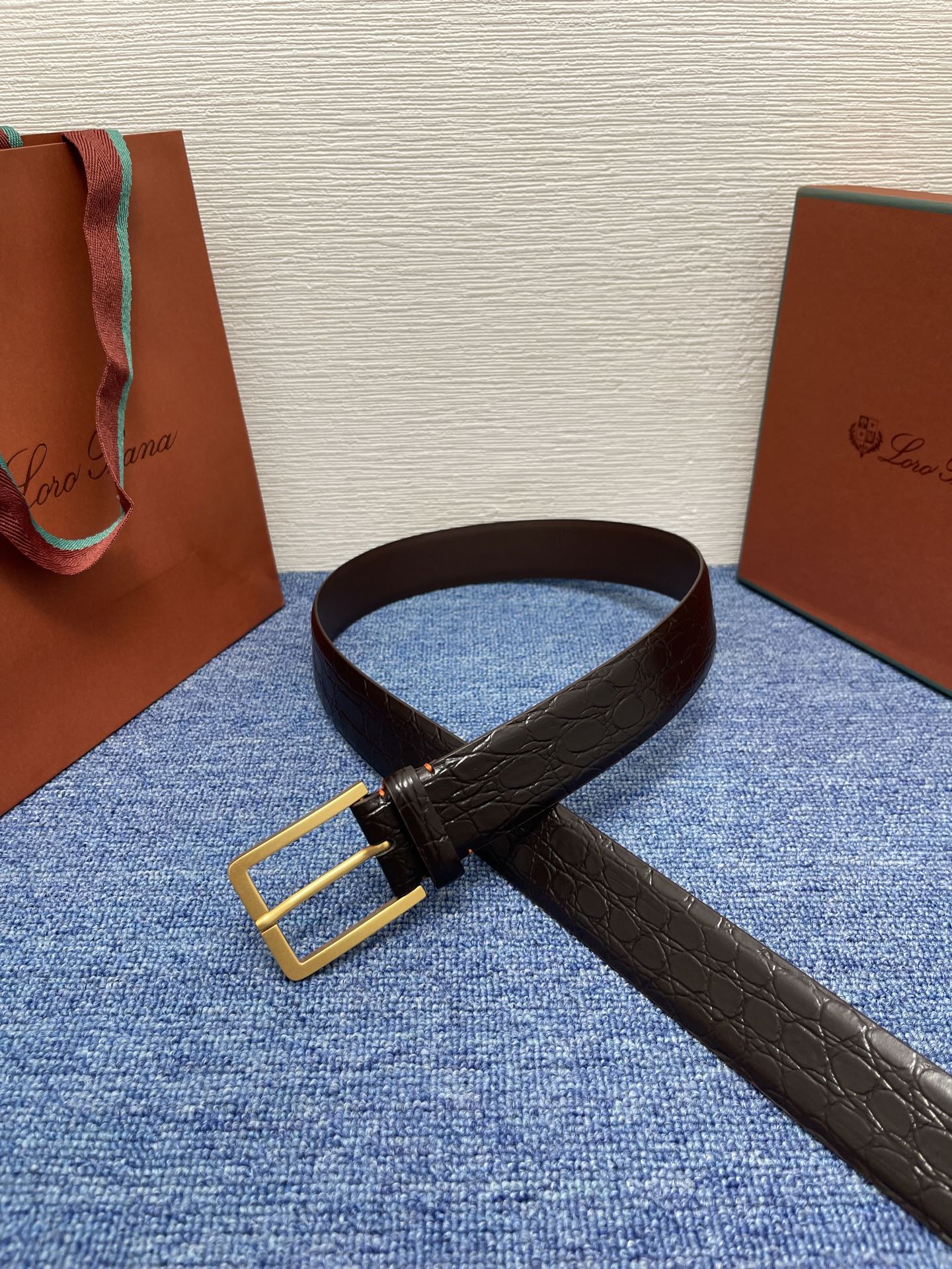 品牌：Loro Piana（诺悠翩雅）
正品尺寸经典男士休闲腰带，柔软alsavel制成，镀钯金属扣带有