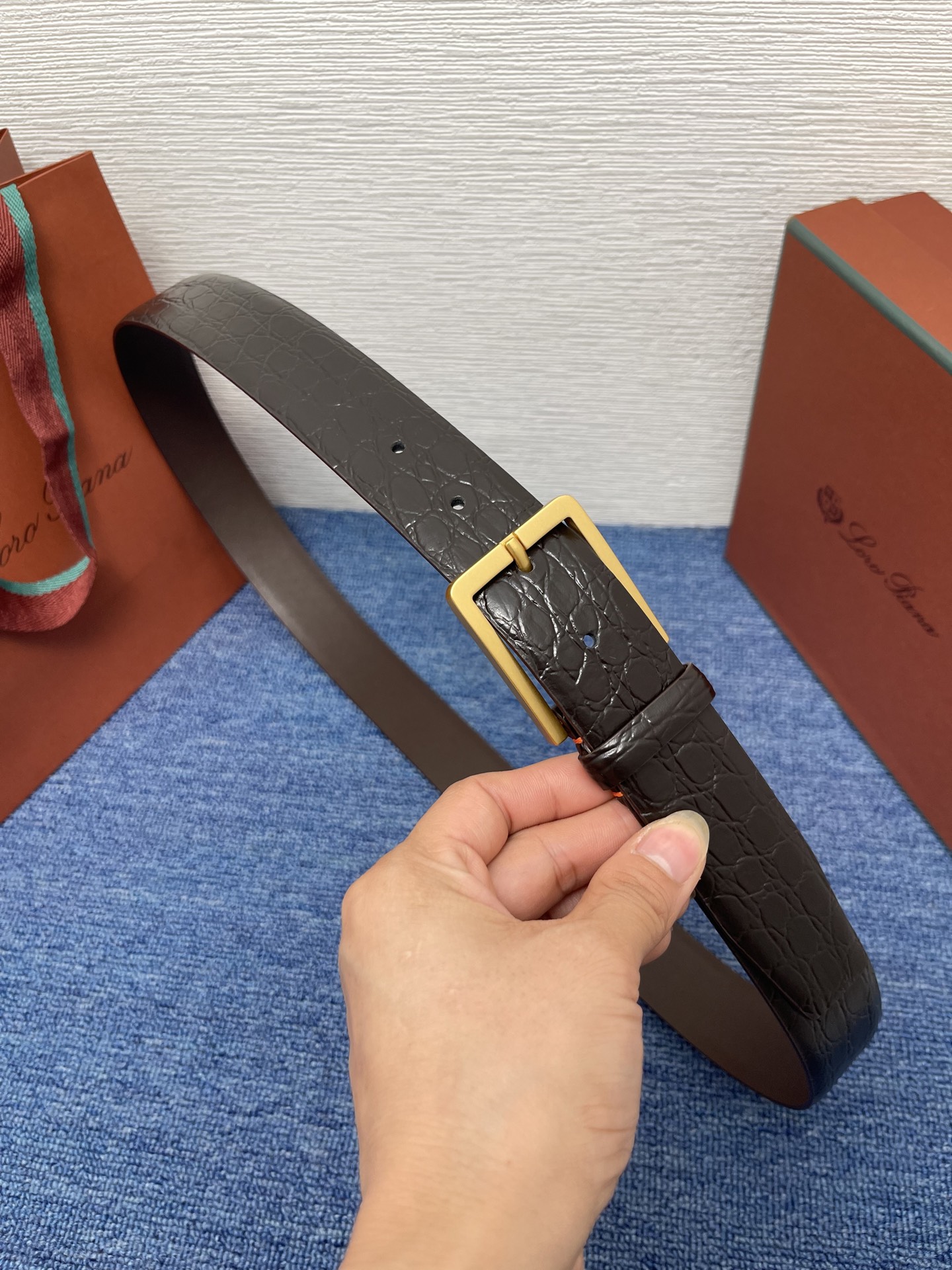 品牌：Loro Piana（诺悠翩雅）
正品尺寸经典男士休闲腰带，柔软alsavel制成，镀钯金属扣带有
