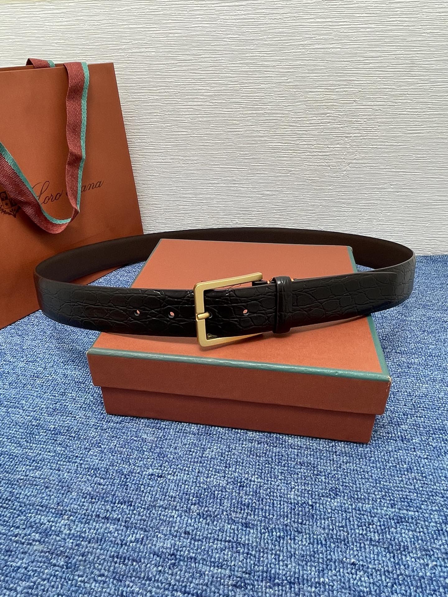 品牌：Loro Piana（诺悠翩雅）
正品尺寸经典男士休闲腰带，柔软alsavel制成，镀钯金属扣带有