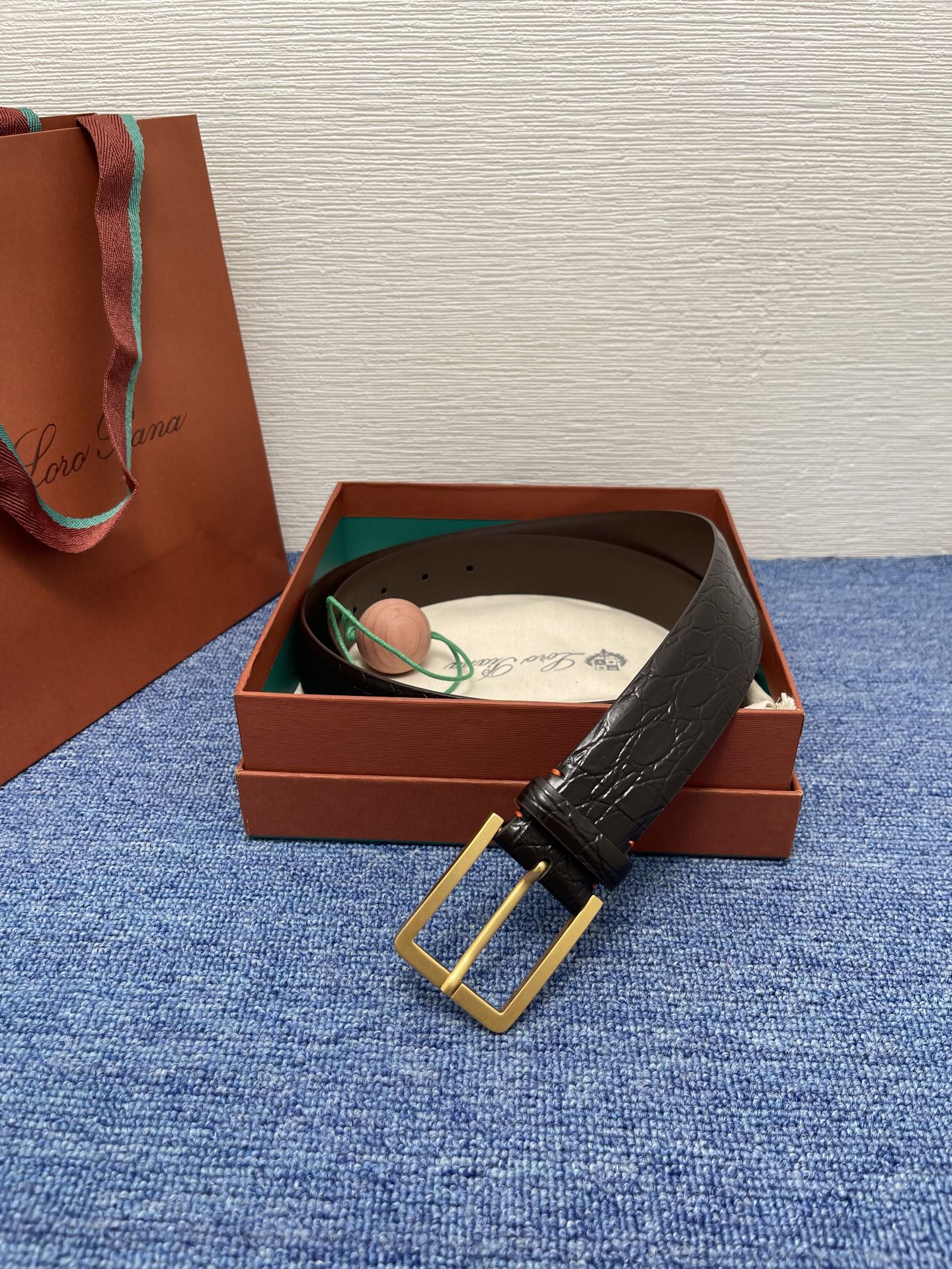 品牌：Loro Piana（诺悠翩雅）
正品尺寸经典男士休闲腰带，柔软alsavel制成，镀钯金属扣带有