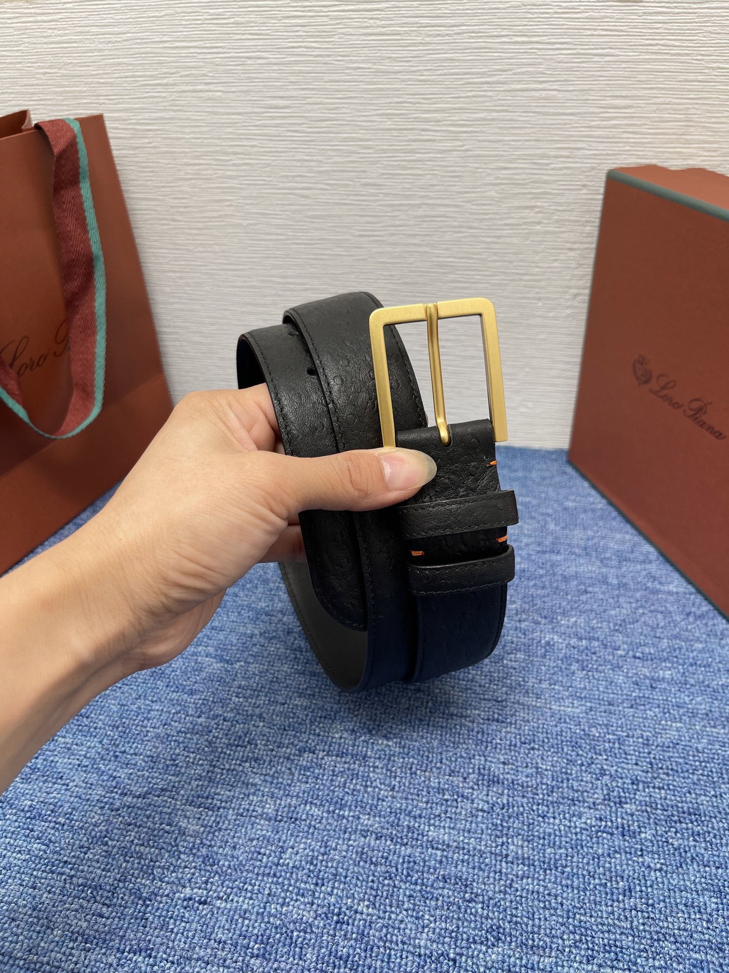 品牌：Loro Piana（诺悠翩雅）
正品尺寸经典男士休闲腰带，柔软alsavel制成，镀钯金属扣带有