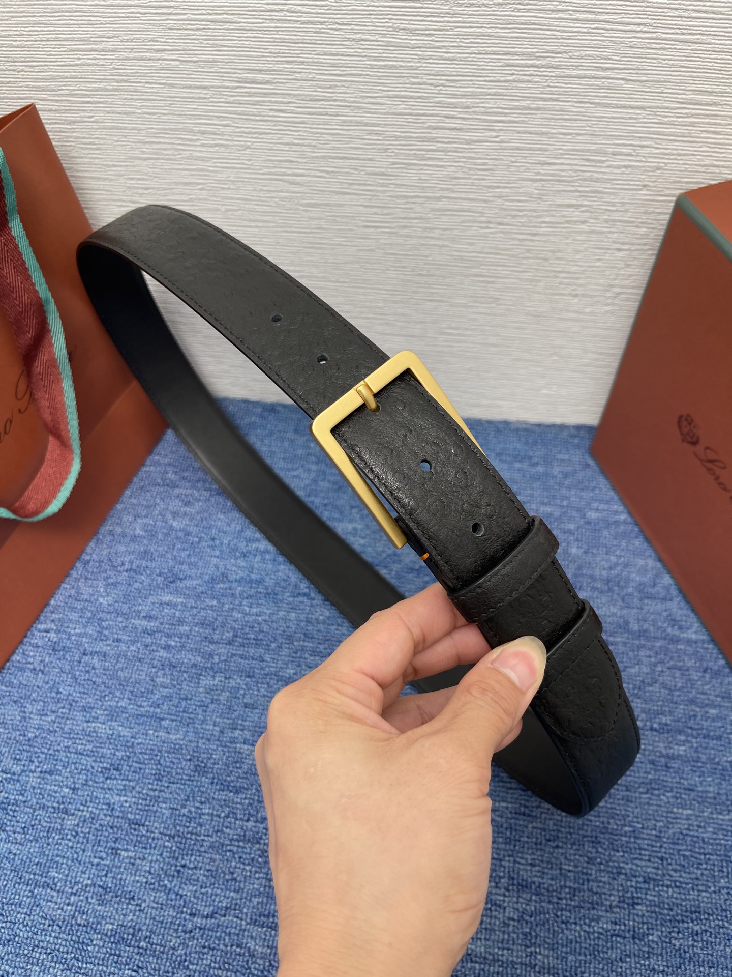 品牌：Loro Piana（诺悠翩雅）
正品尺寸经典男士休闲腰带，柔软alsavel制成，镀钯金属扣带有