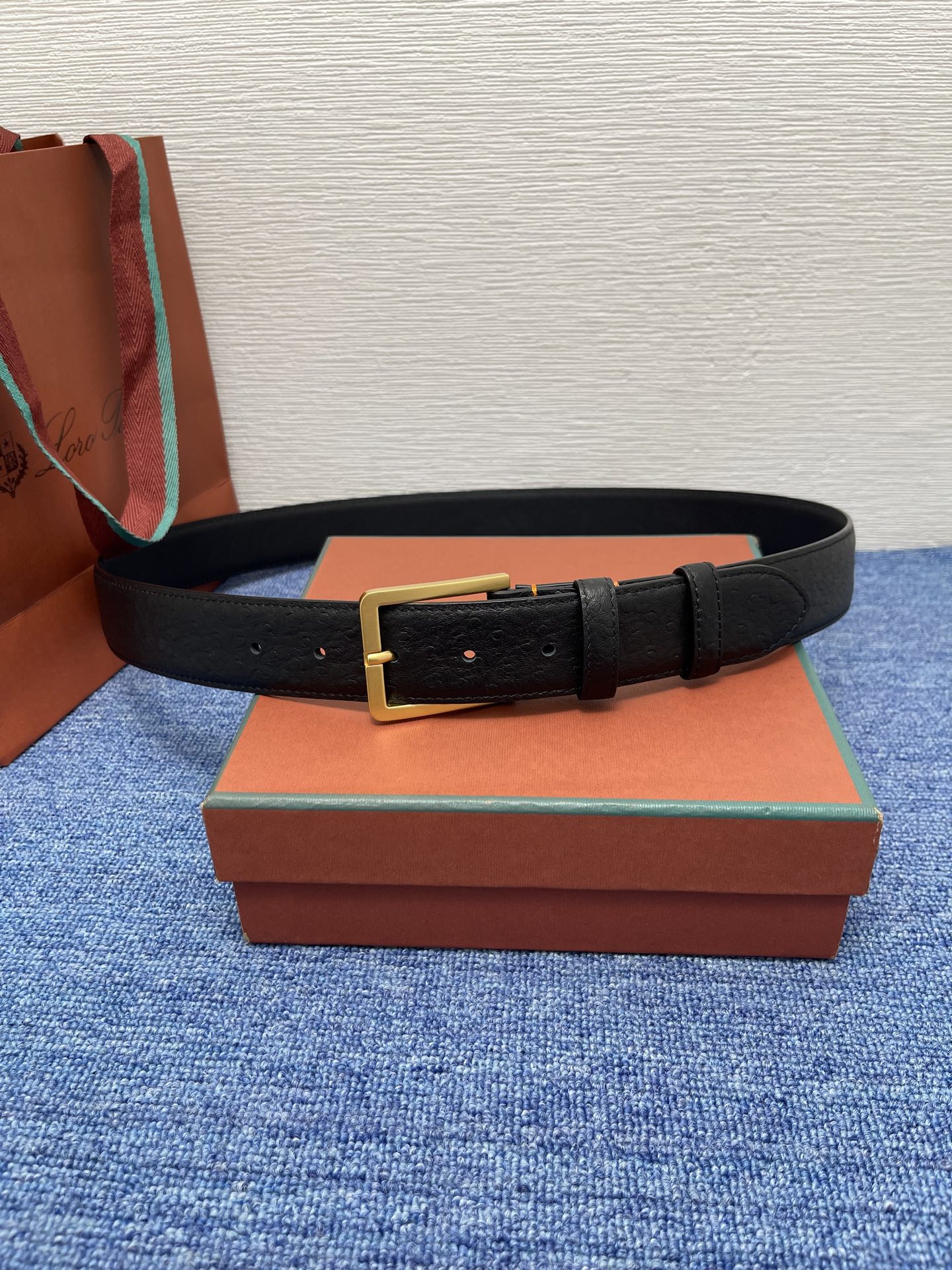 品牌：Loro Piana（诺悠翩雅）
正品尺寸经典男士休闲腰带，柔软alsavel制成，镀钯金属扣带有