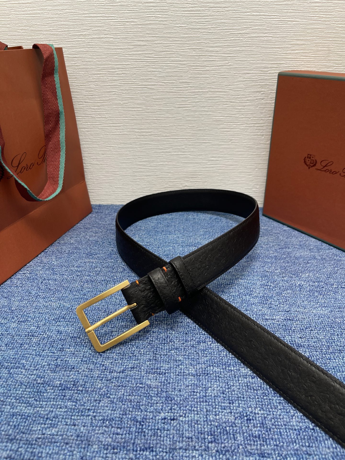 品牌：Loro Piana（诺悠翩雅）
正品尺寸经典男士休闲腰带，柔软alsavel制成，镀钯金属扣带有