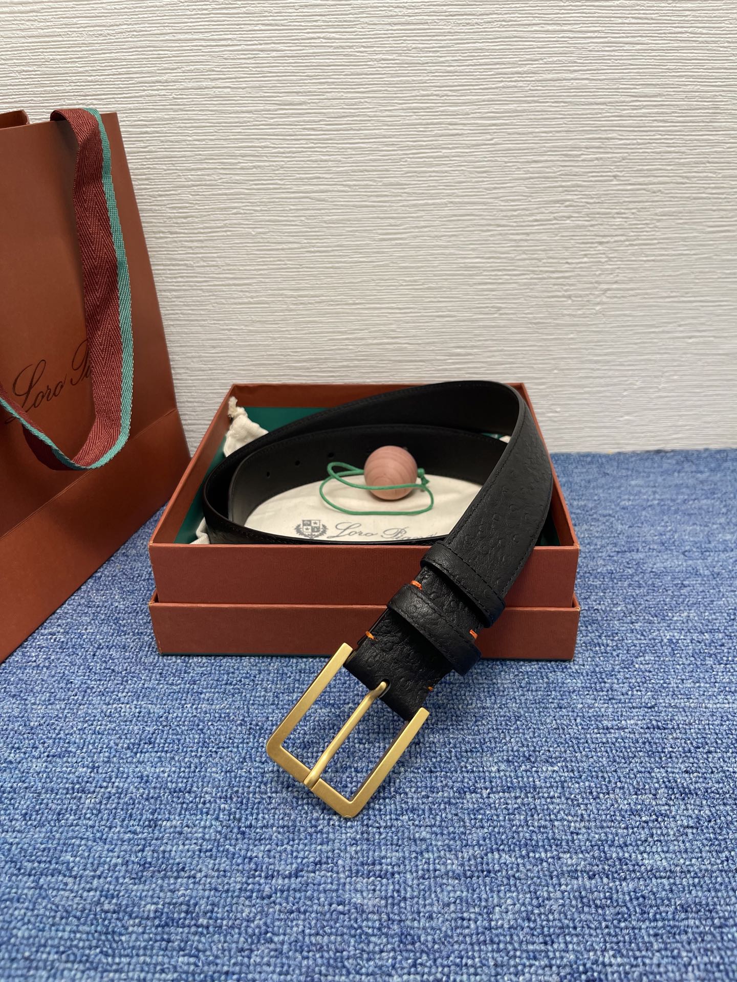 品牌：Loro Piana（诺悠翩雅）
正品尺寸经典男士休闲腰带，柔软alsavel制成，镀钯金属扣带有