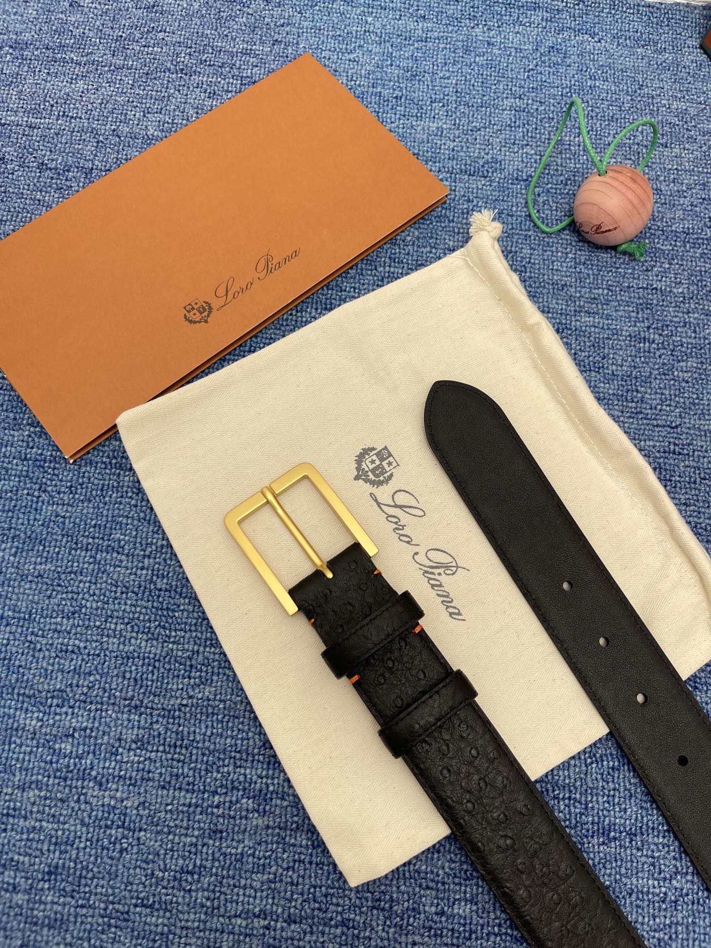品牌：Loro Piana（诺悠翩雅）
正品尺寸经典男士休闲腰带，柔软alsavel制成，镀钯金属扣带有