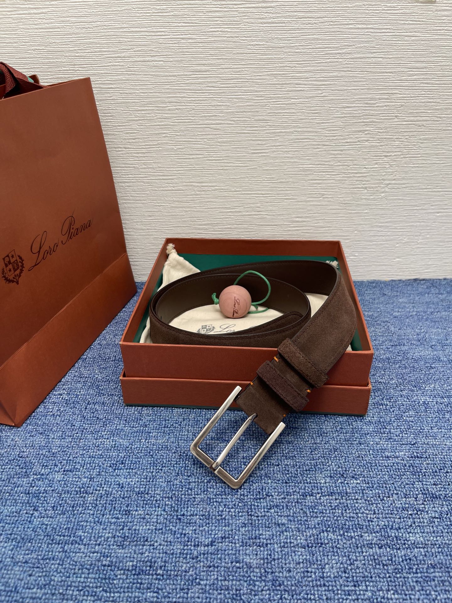 品牌：Loro Piana（诺悠翩雅）
正品尺寸经典男士休闲腰带，柔软alsavel制成，镀钯金属扣带有