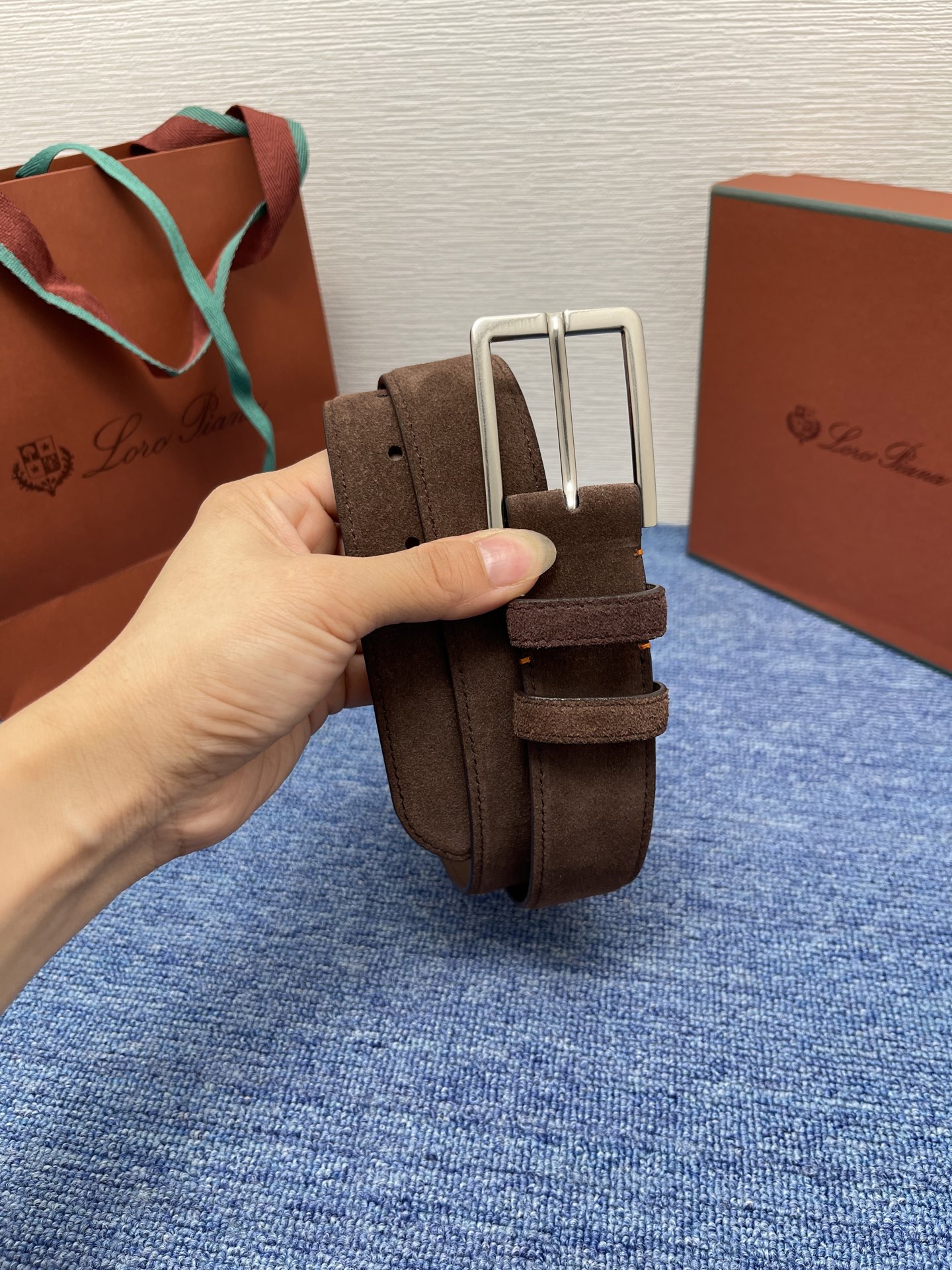 品牌：Loro Piana（诺悠翩雅）
正品尺寸经典男士休闲腰带，柔软alsavel制成，镀钯金属扣带有