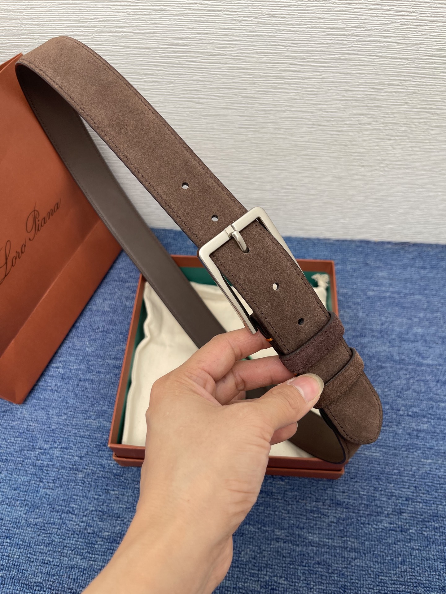 品牌：Loro Piana（诺悠翩雅）
正品尺寸经典男士休闲腰带，柔软alsavel制成，镀钯金属扣带有