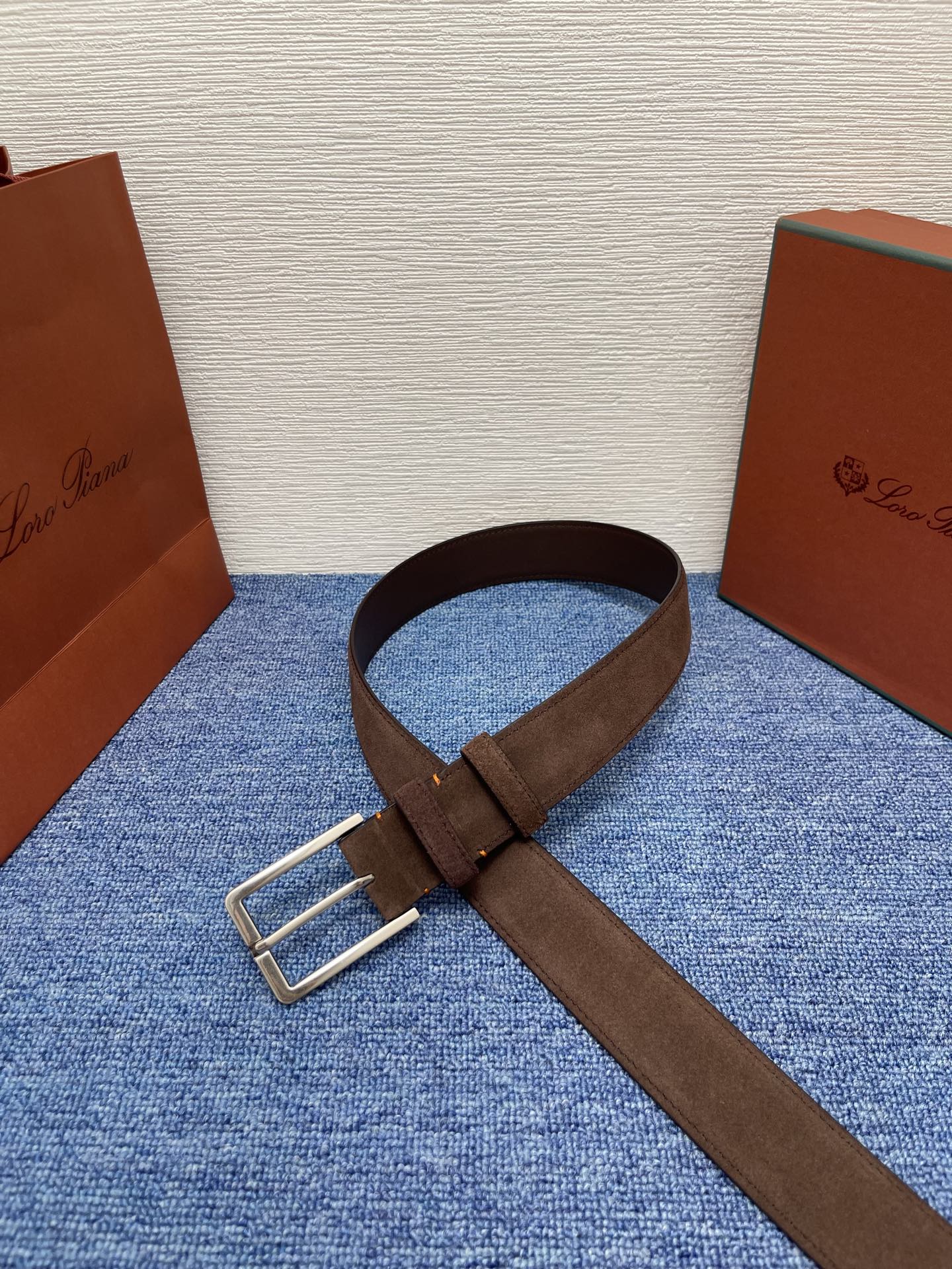 品牌：Loro Piana（诺悠翩雅）
正品尺寸经典男士休闲腰带，柔软alsavel制成，镀钯金属扣带有