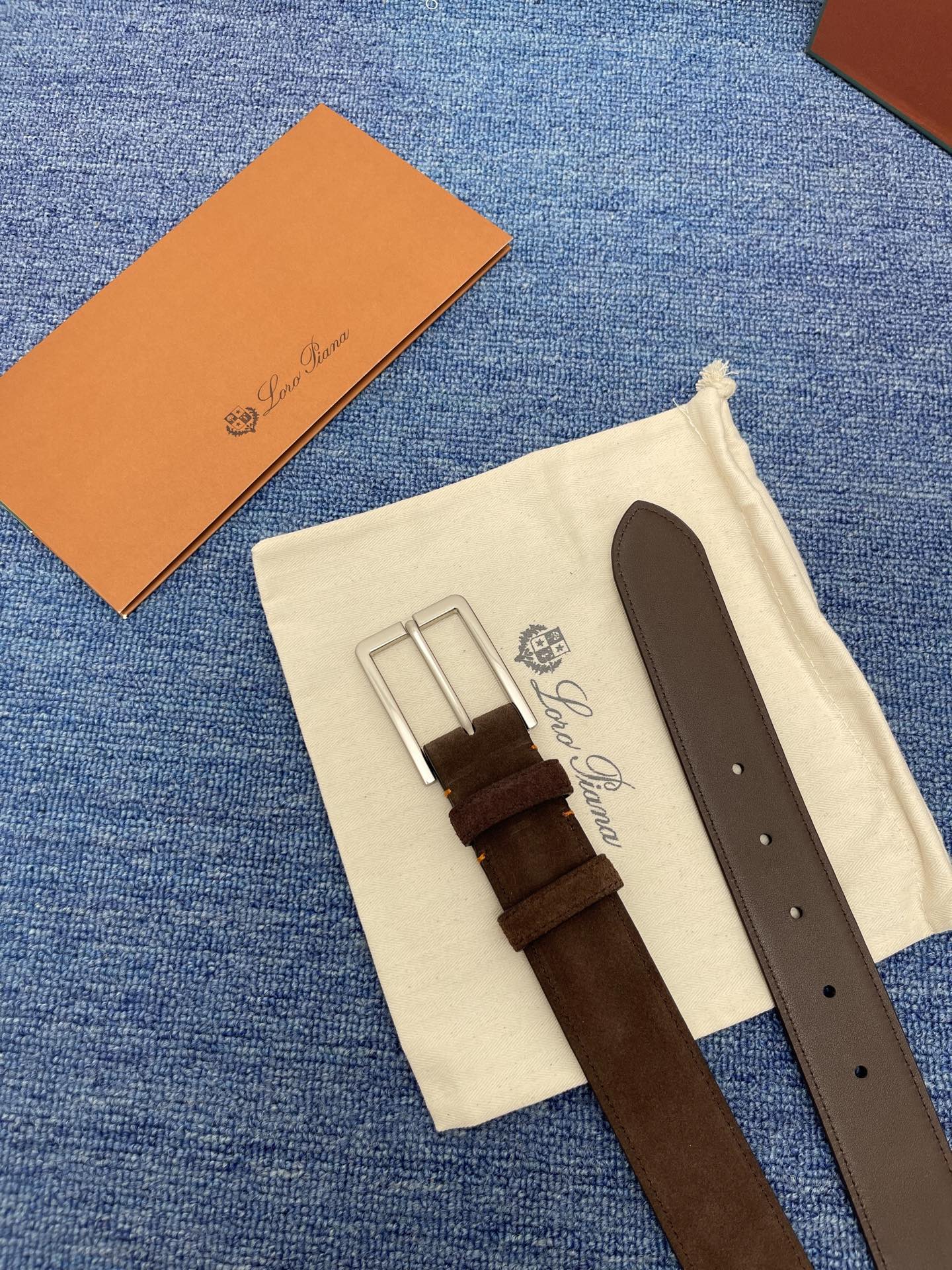 品牌：Loro Piana（诺悠翩雅）
正品尺寸经典男士休闲腰带，柔软alsavel制成，镀钯金属扣带有