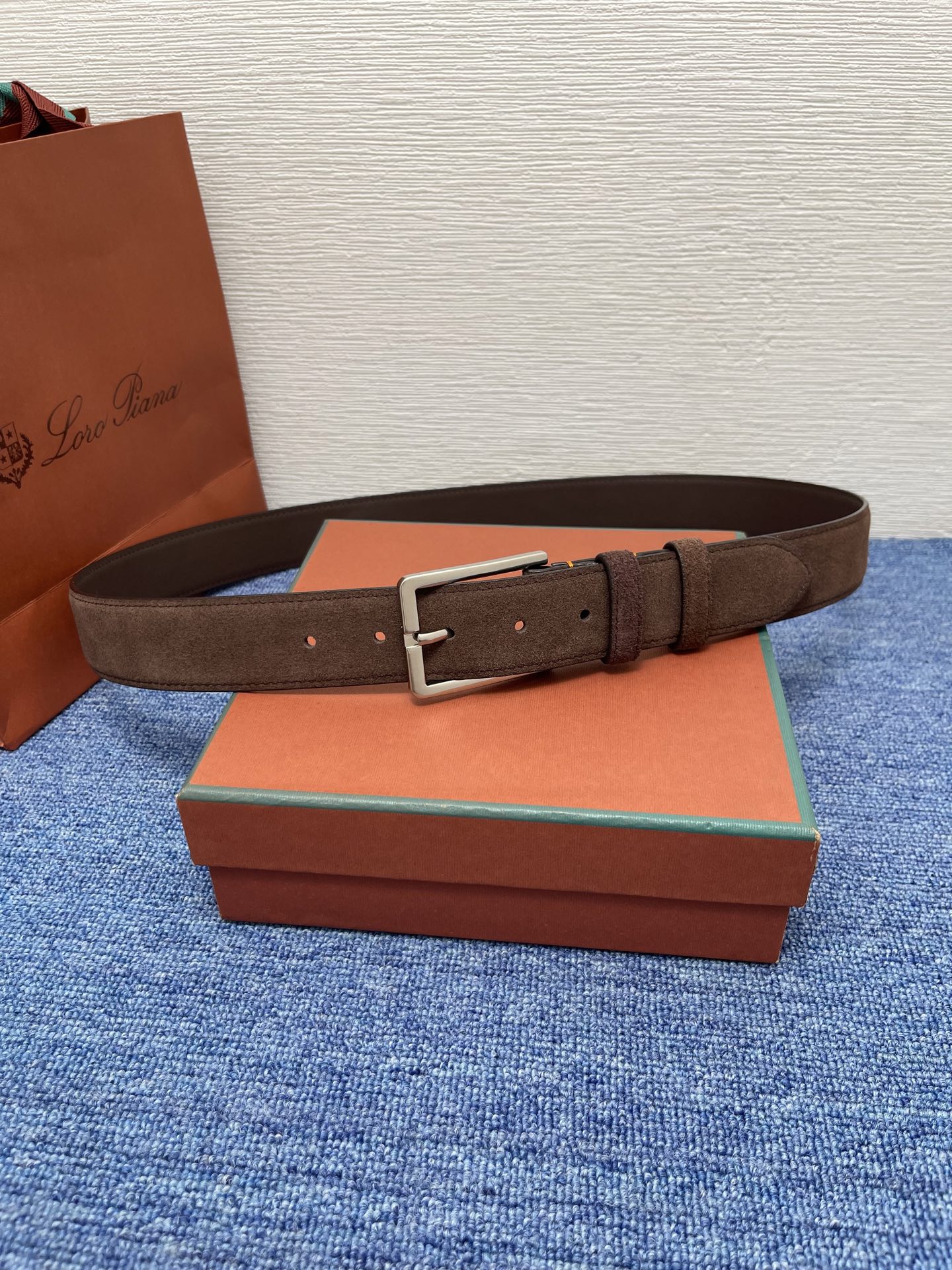品牌：Loro Piana（诺悠翩雅）
正品尺寸经典男士休闲腰带，柔软alsavel制成，镀钯金属扣带有