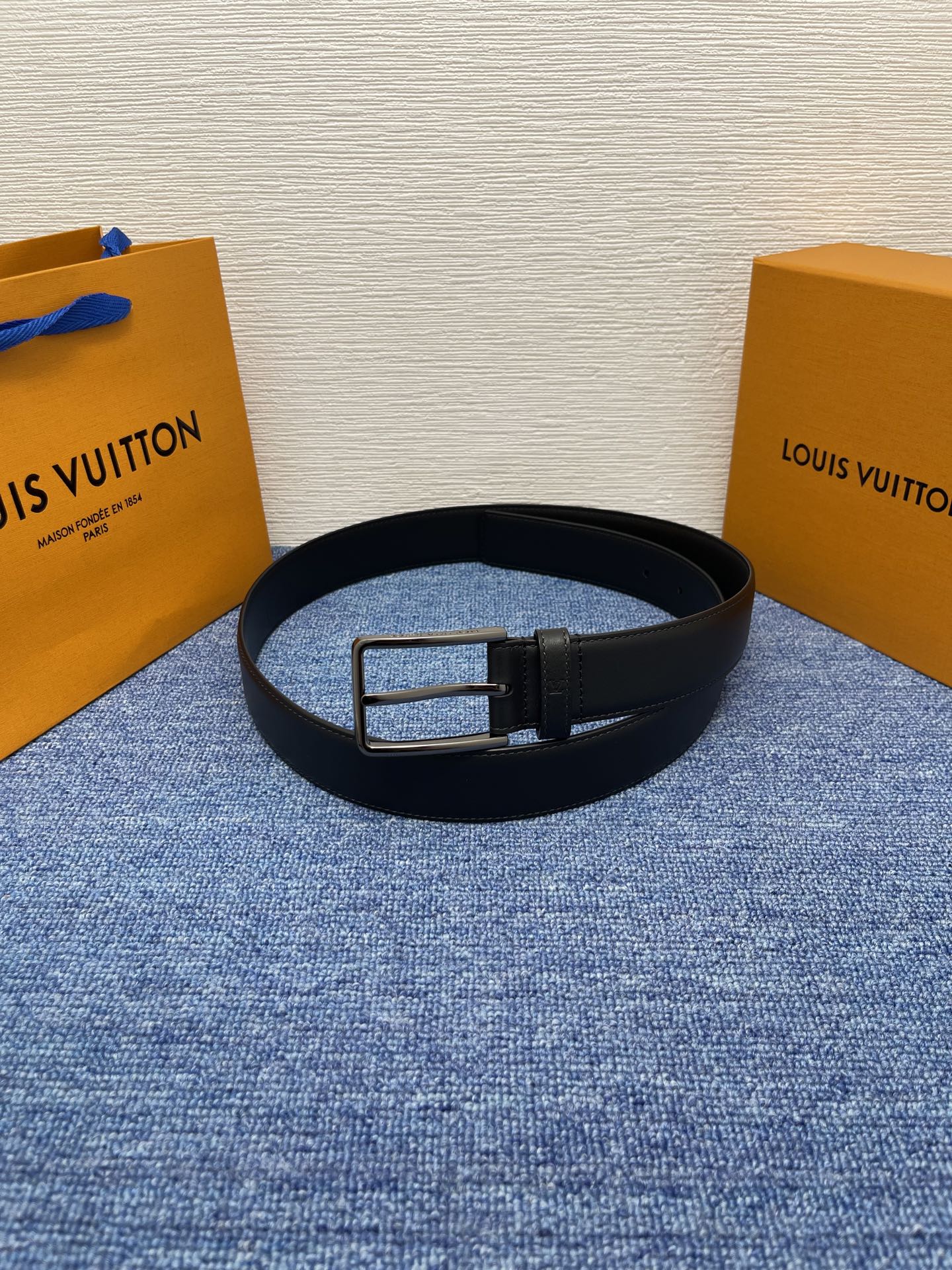 
【LOUIS VUITTON驴牌】：经典原单品质，新款平纹原单皮底，搭配原单精品针扣，精工制作，细节看