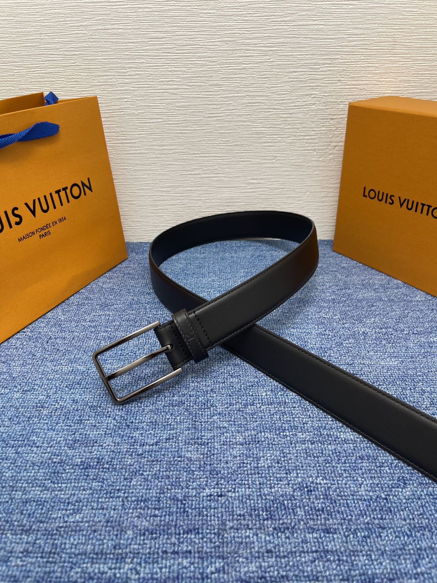 
【LOUIS VUITTON驴牌】：经典原单品质，新款平纹原单皮底，搭配原单精品针扣，精工制作，细节看