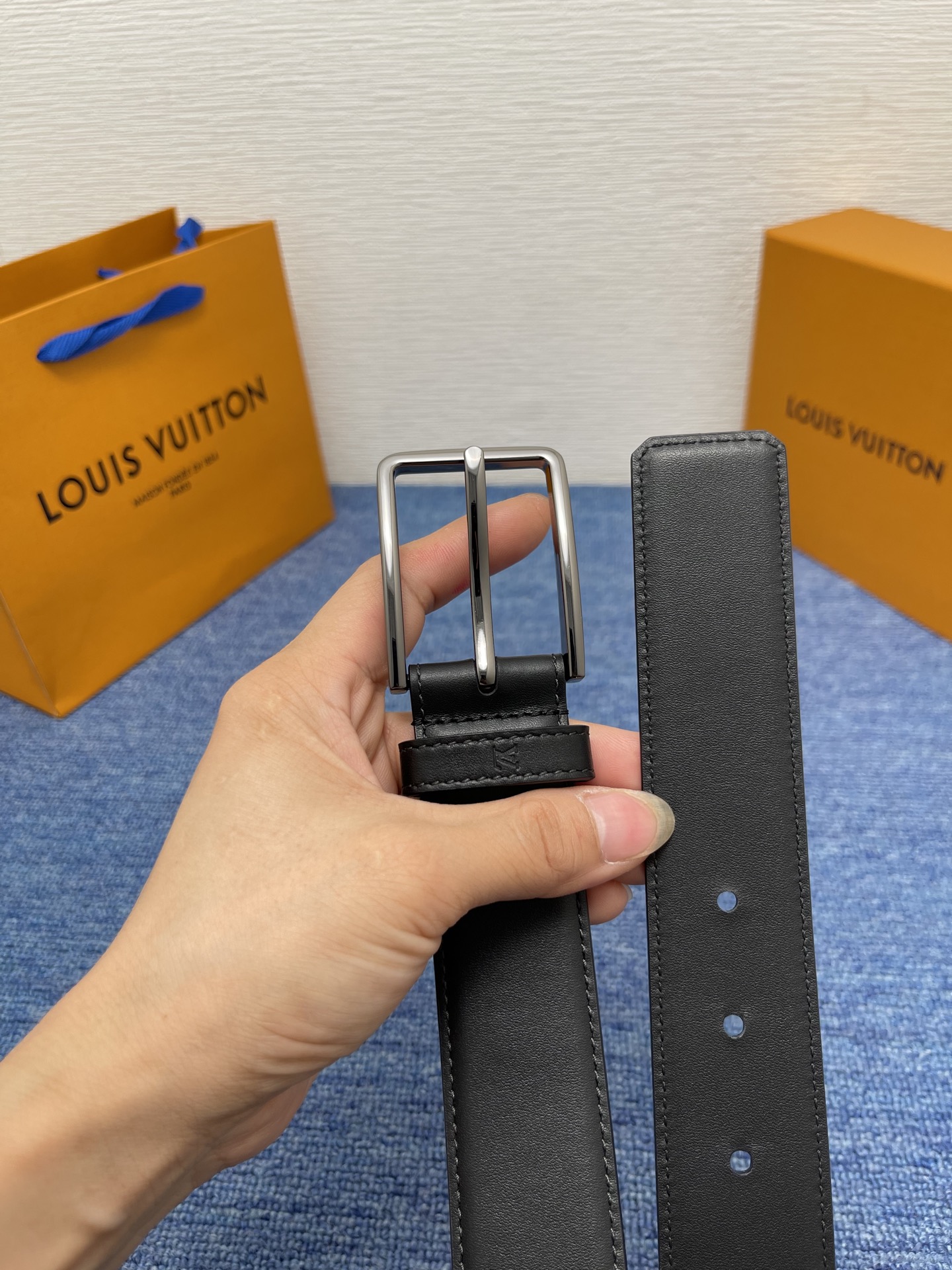 
【LOUIS VUITTON驴牌】：经典原单品质，新款平纹原单皮底，搭配原单精品针扣，精工制作，细节看
