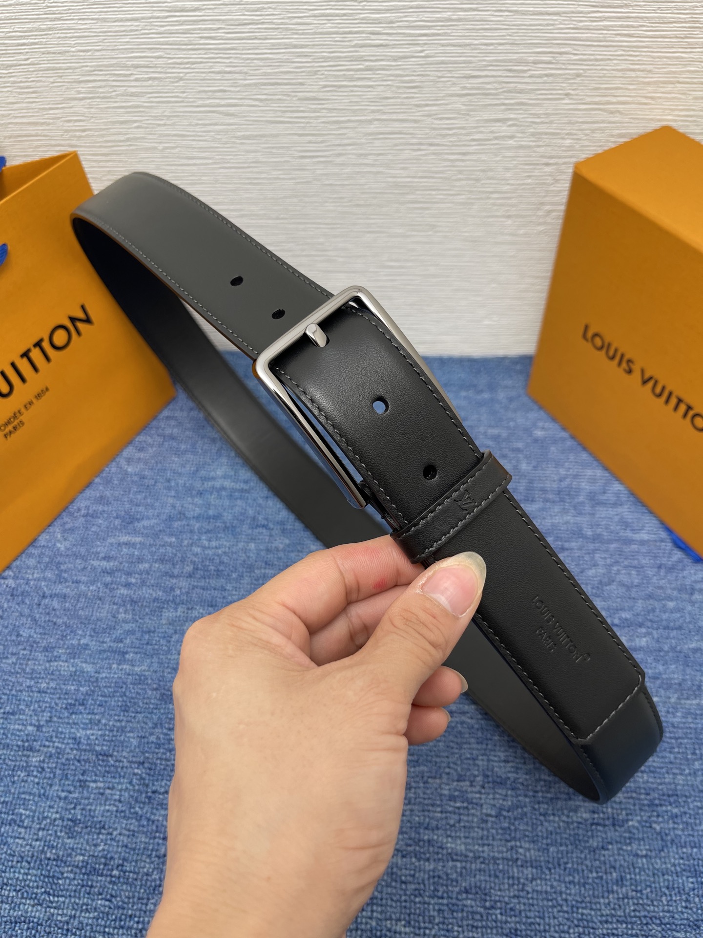 
【LOUIS VUITTON驴牌】：经典原单品质，新款平纹原单皮底，搭配原单精品针扣，精工制作，细节看