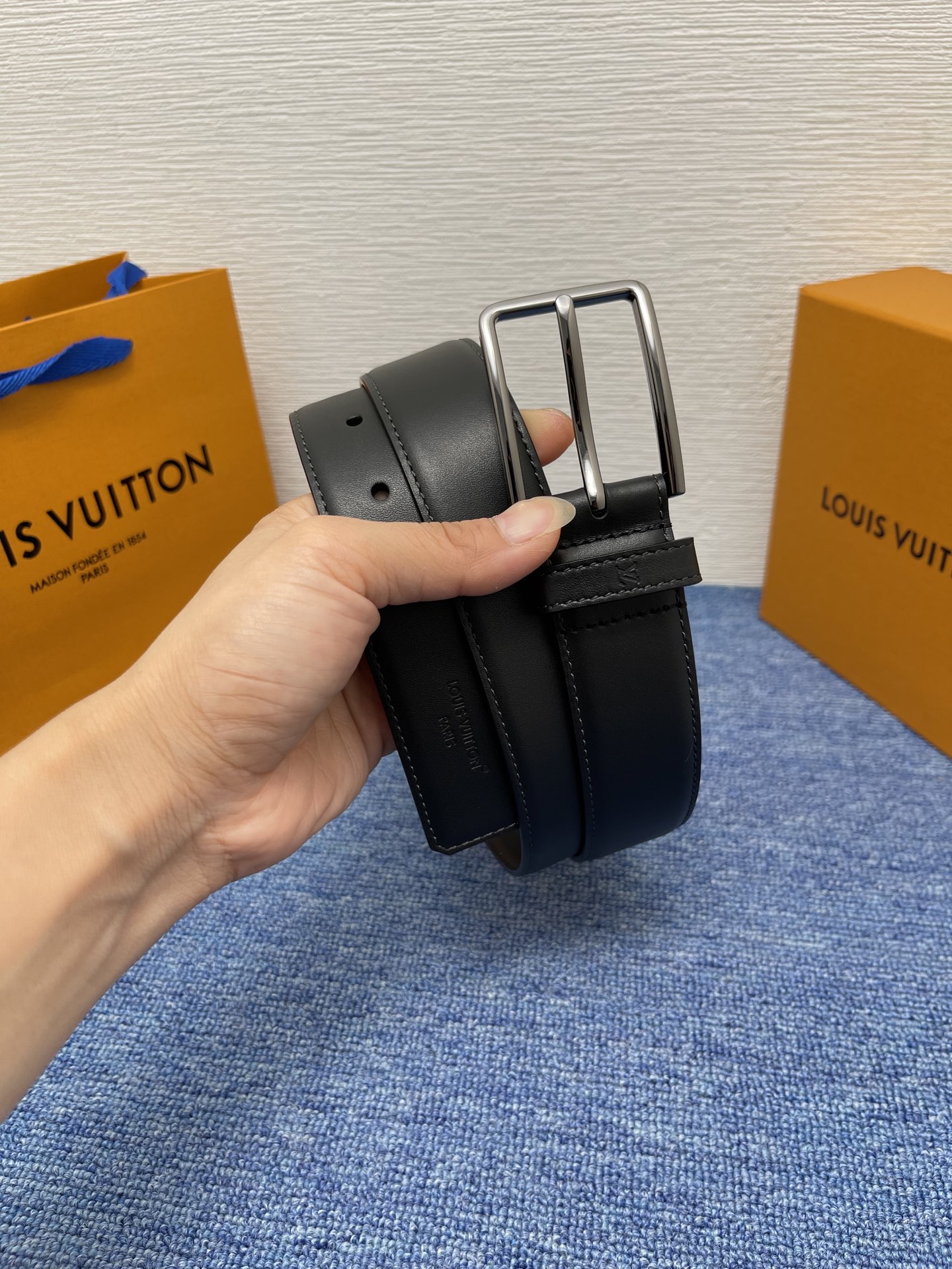 
【LOUIS VUITTON驴牌】：经典原单品质，新款平纹原单皮底，搭配原单精品针扣，精工制作，细节看