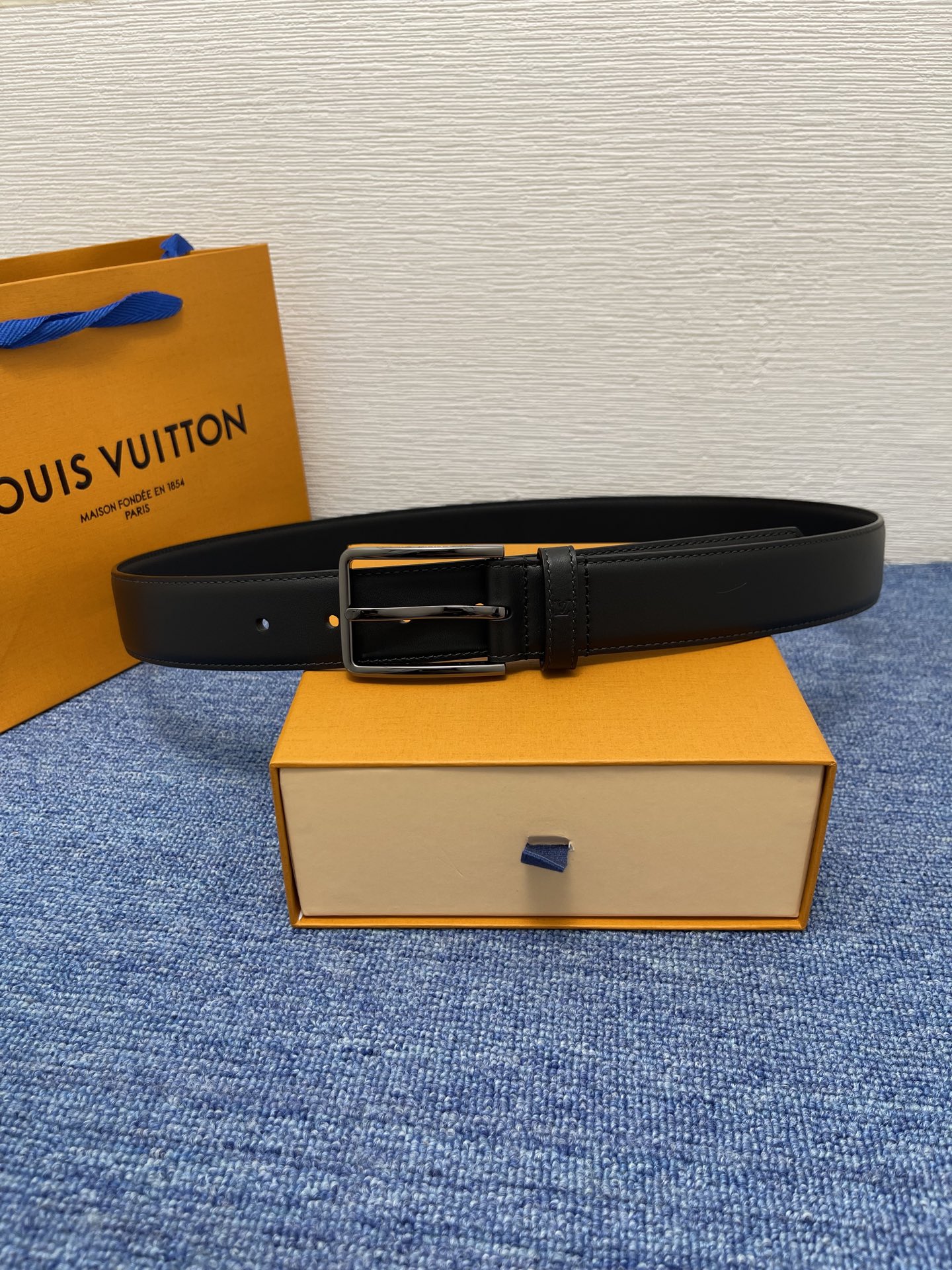 
【LOUIS VUITTON驴牌】：经典原单品质，新款平纹原单皮底，搭配原单精品针扣，精工制作，细节看