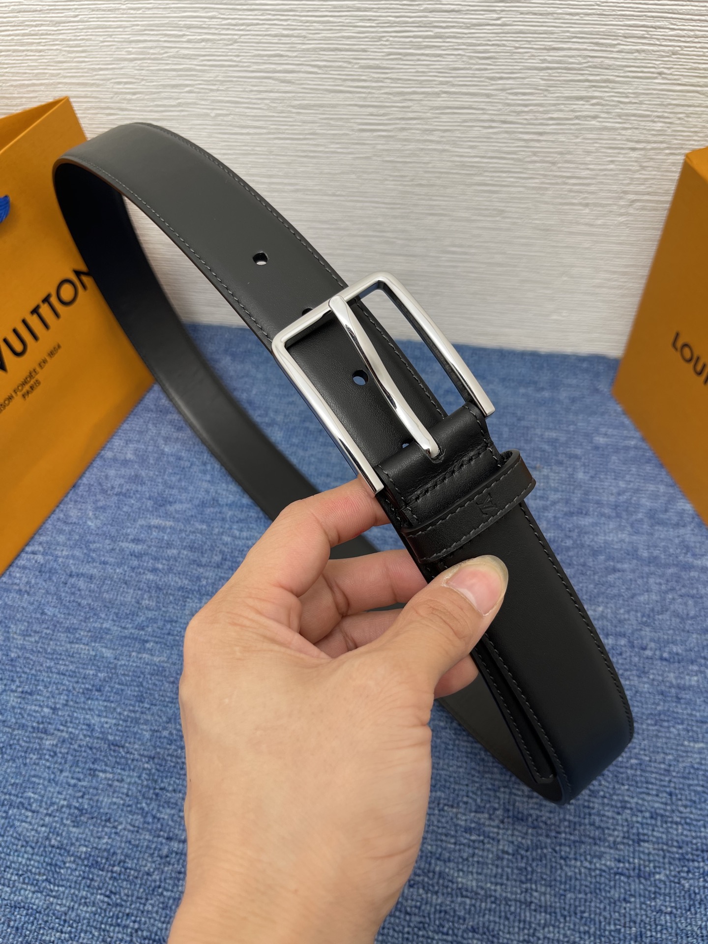 
【LOUIS VUITTON驴牌】：经典原单品质，新款平纹原单皮底，搭配原单精品针扣，精工制作，细节看
