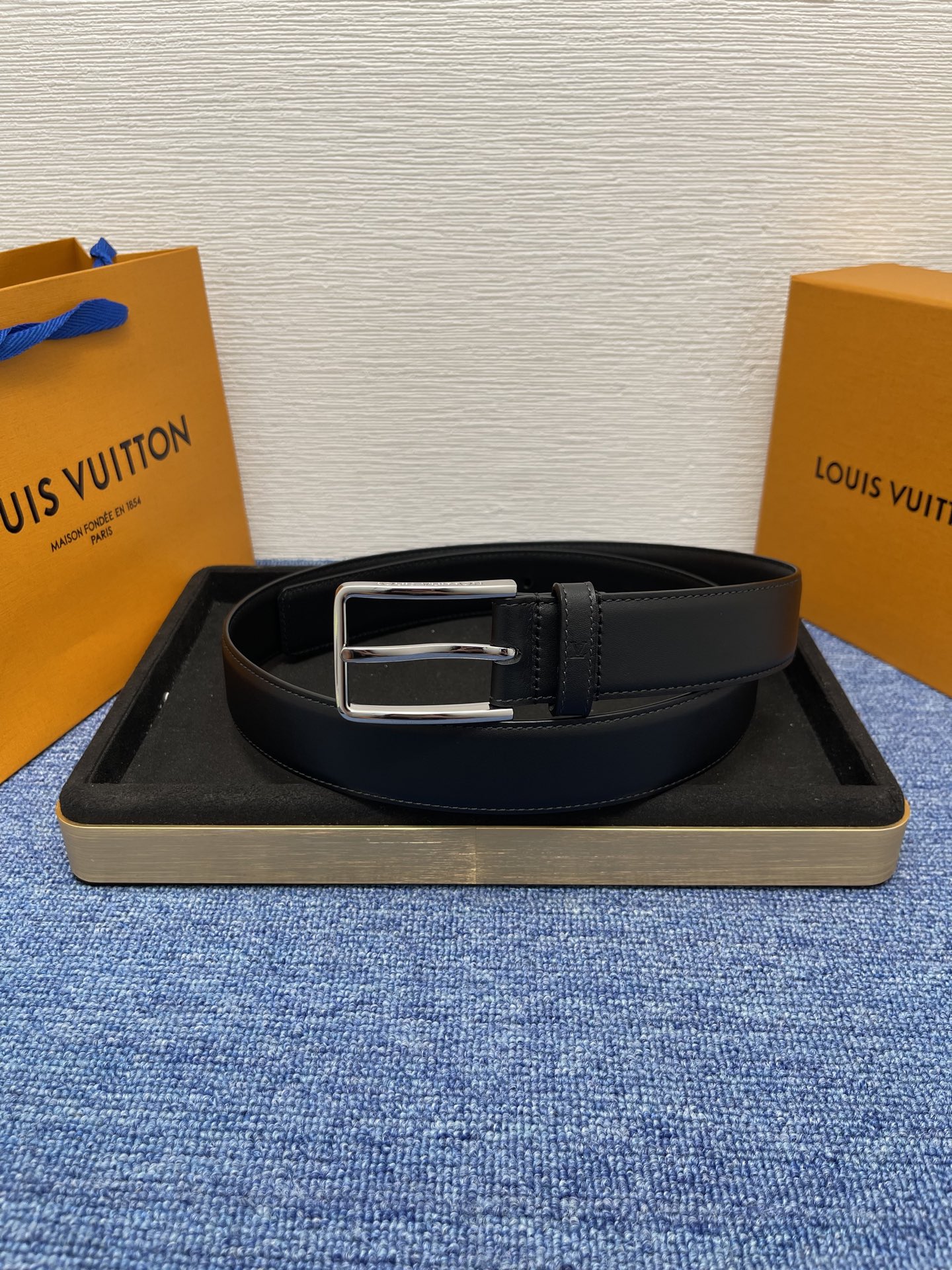 
【LOUIS VUITTON驴牌】：经典原单品质，新款平纹原单皮底，搭配原单精品针扣，精工制作，细节看