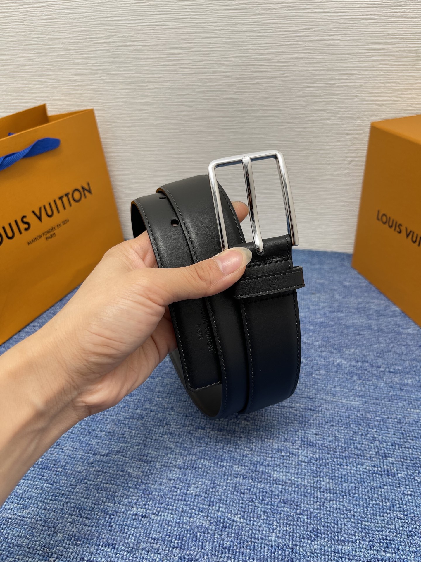 
【LOUIS VUITTON驴牌】：经典原单品质，新款平纹原单皮底，搭配原单精品针扣，精工制作，细节看