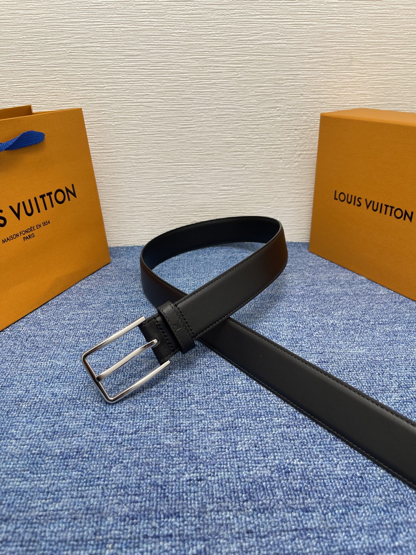 
【LOUIS VUITTON驴牌】：经典原单品质，新款平纹原单皮底，搭配原单精品针扣，精工制作，细节看