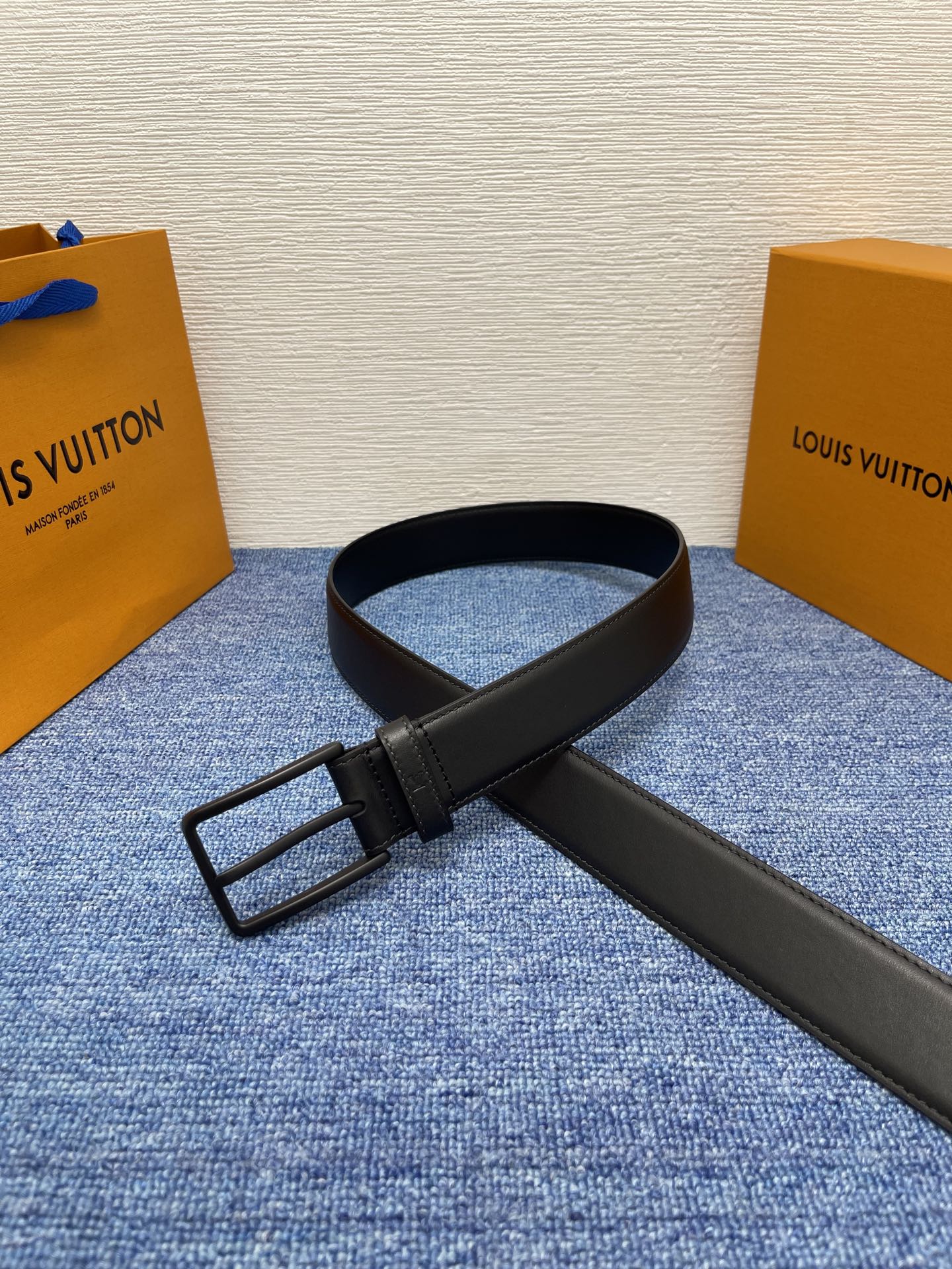 
【LOUIS VUITTON驴牌】：经典原单品质，新款平纹原单皮底，搭配原单精品针扣，精工制作，细节看