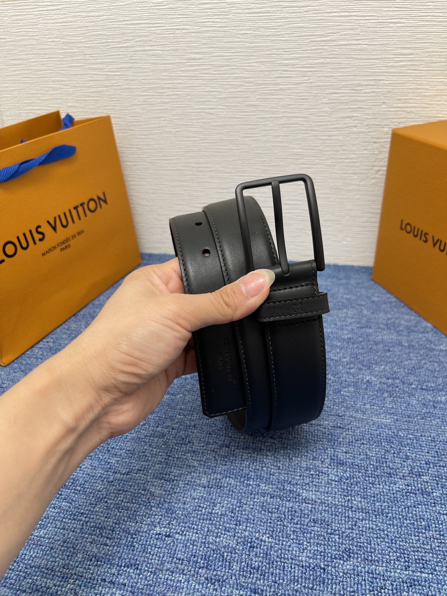 
【LOUIS VUITTON驴牌】：经典原单品质，新款平纹原单皮底，搭配原单精品针扣，精工制作，细节看