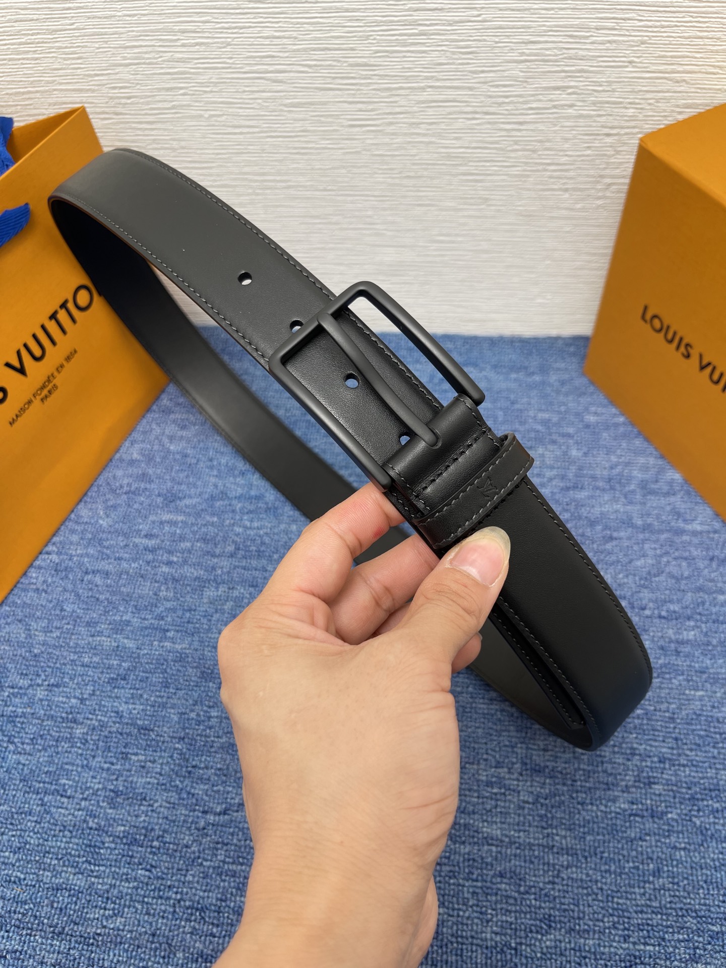 
【LOUIS VUITTON驴牌】：经典原单品质，新款平纹原单皮底，搭配原单精品针扣，精工制作，细节看