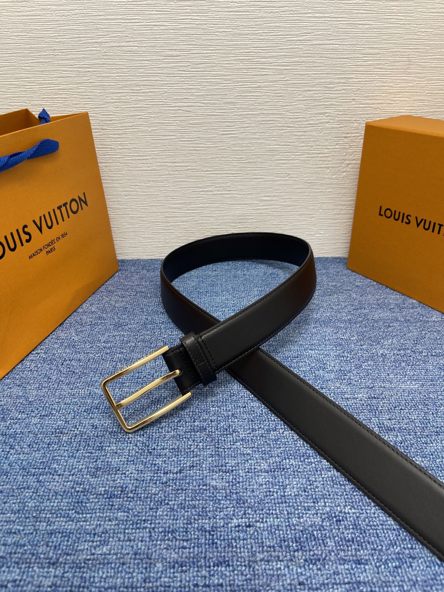 
【LOUIS VUITTON驴牌】：经典原单品质，新款平纹原单皮底，搭配原单精品针扣，精工制作，细节看