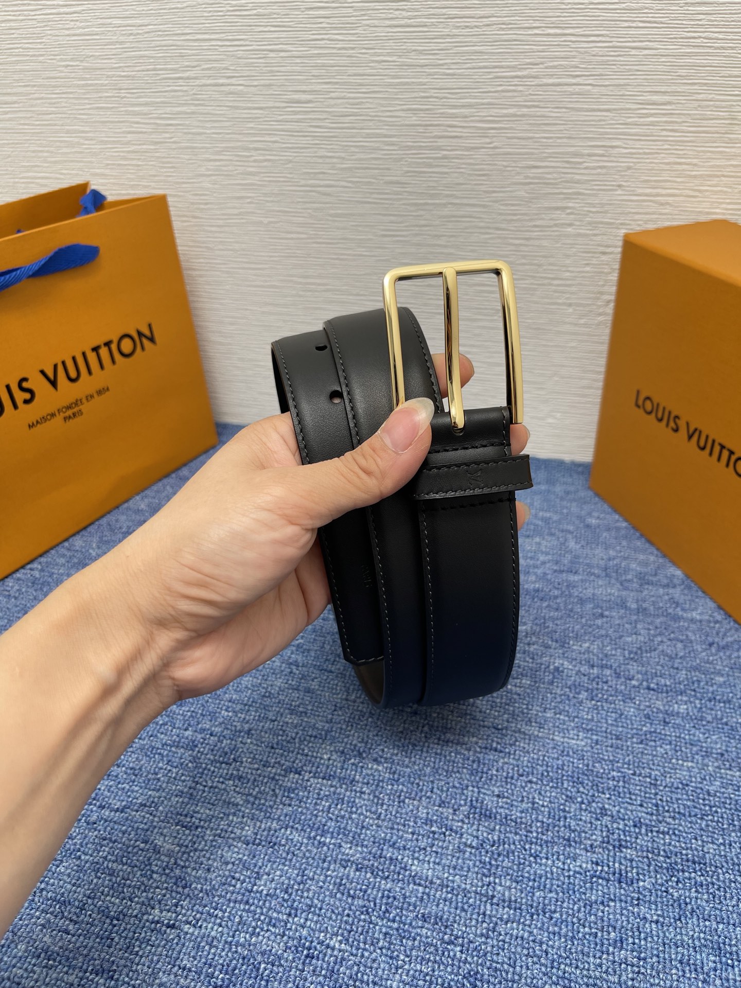 
【LOUIS VUITTON驴牌】：经典原单品质，新款平纹原单皮底，搭配原单精品针扣，精工制作，细节看