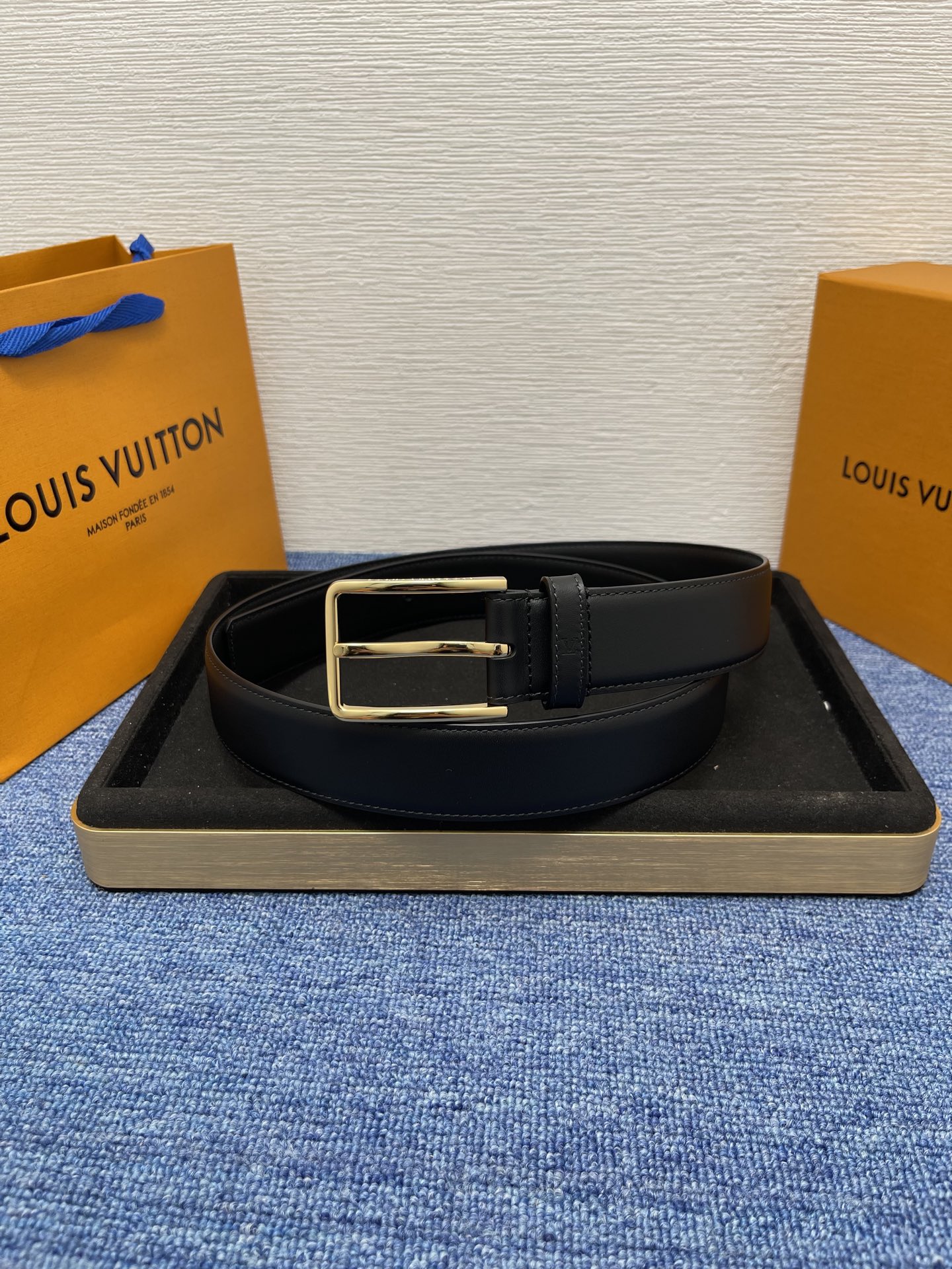 
【LOUIS VUITTON驴牌】：经典原单品质，新款平纹原单皮底，搭配原单精品针扣，精工制作，细节看