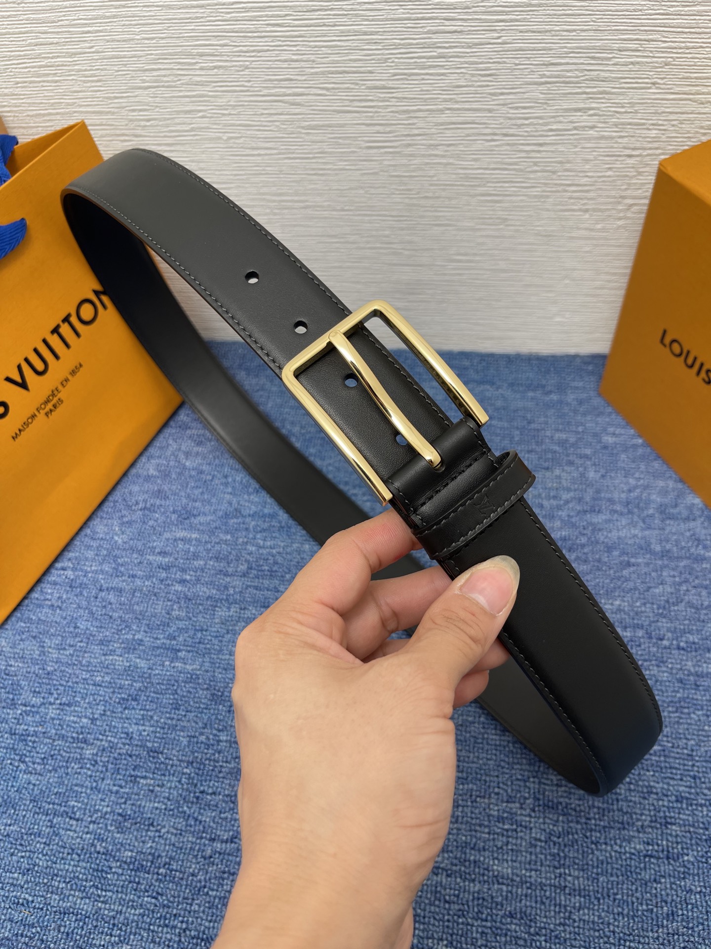 
【LOUIS VUITTON驴牌】：经典原单品质，新款平纹原单皮底，搭配原单精品针扣，精工制作，细节看