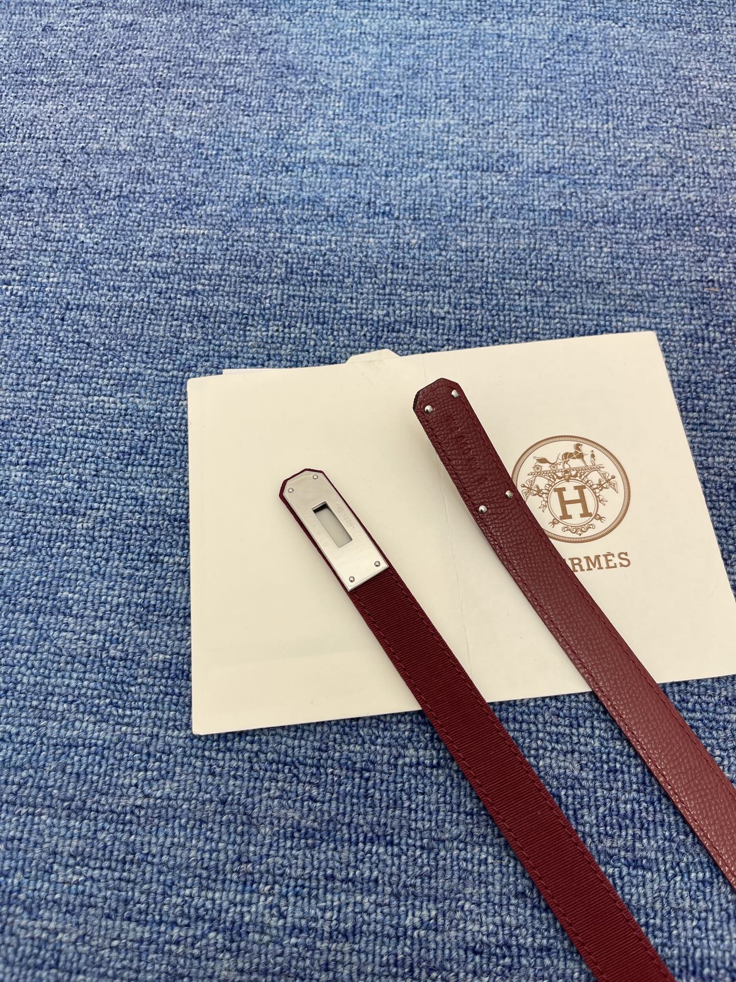 🔴 【品牌】爱马仕   
🔴 【描述】采用高级真皮精制而成，触感厚实，饰以商标带扣。腰带为意大利尺寸，请