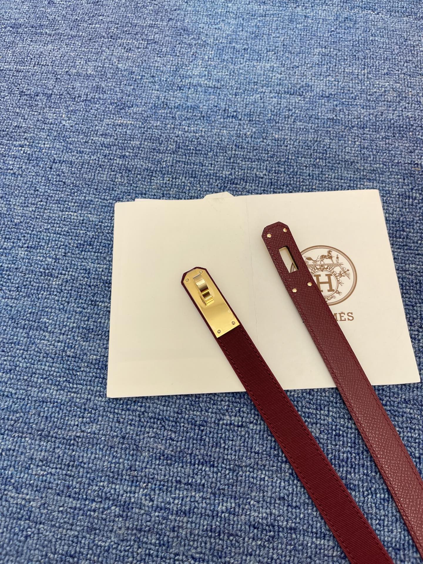 🔴 【品牌】爱马仕   
🔴 【描述】采用高级真皮精制而成，触感厚实，饰以商标带扣。腰带为意大利尺寸，请
