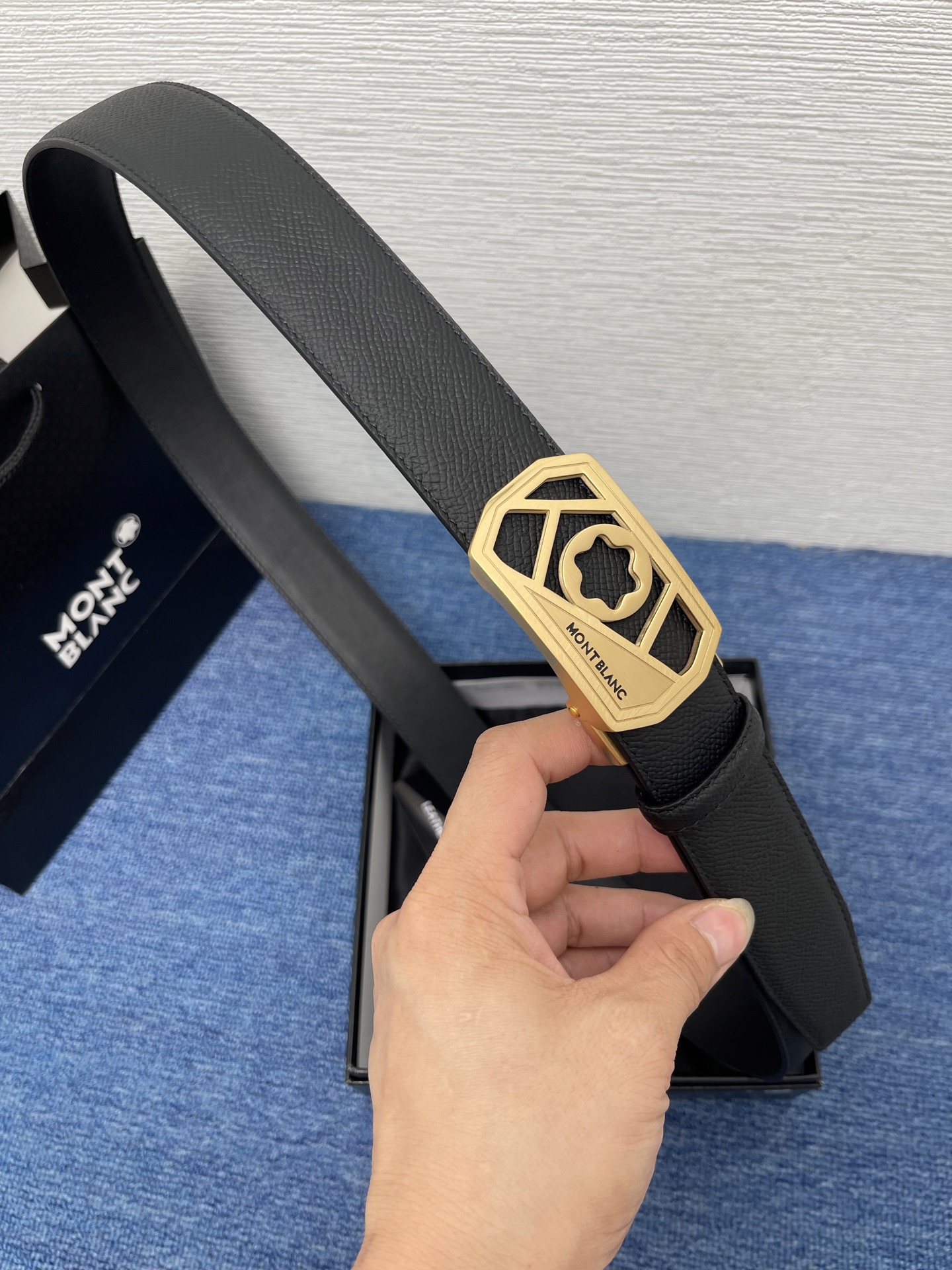  品牌：【万宝龙】 Montblanc家持续其一贯的高雅、绅士、精致的风格，进口小牛皮，手感细腻柔软。纯