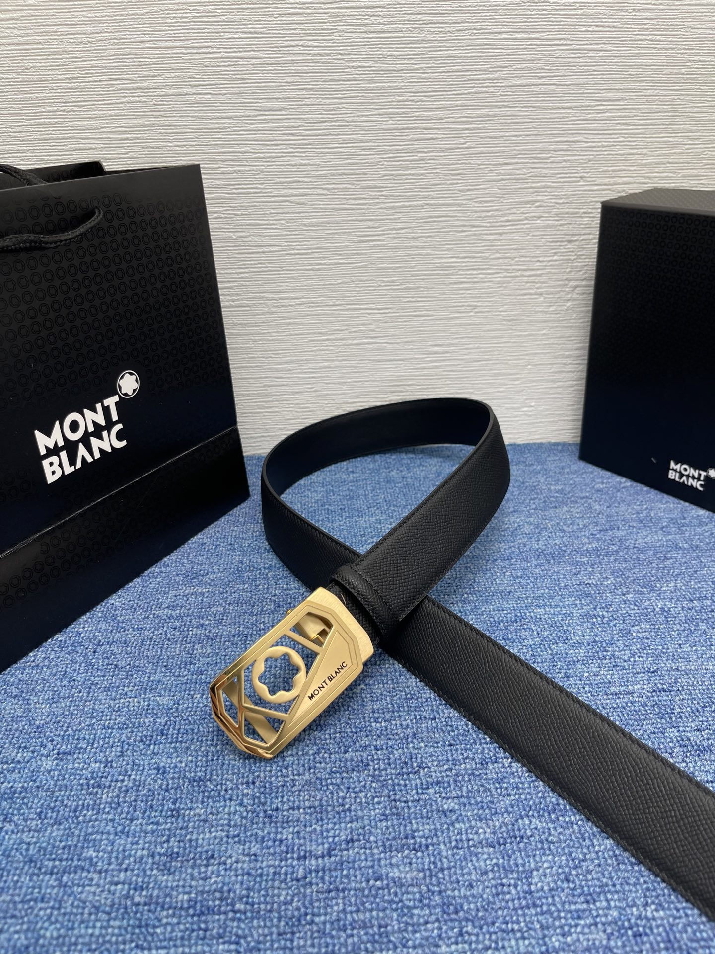  品牌：【万宝龙】 Montblanc家持续其一贯的高雅、绅士、精致的风格，进口小牛皮，手感细腻柔软。纯