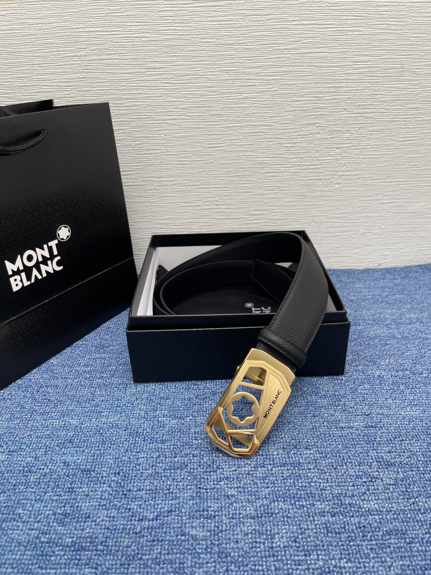  品牌：【万宝龙】 Montblanc家持续其一贯的高雅、绅士、精致的风格，进口小牛皮，手感细腻柔软。纯