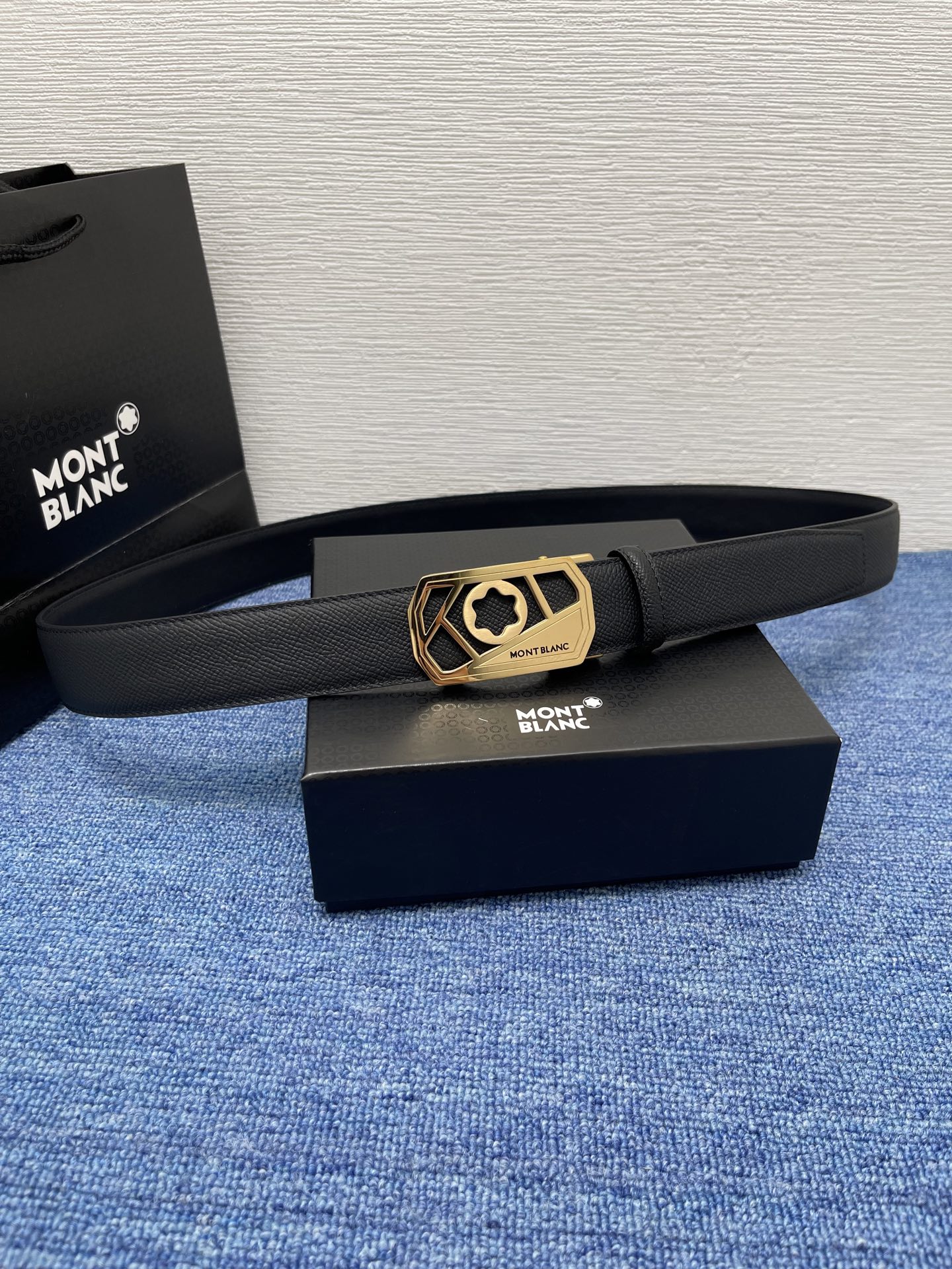  品牌：【万宝龙】 Montblanc家持续其一贯的高雅、绅士、精致的风格，进口小牛皮，手感细腻柔软。纯