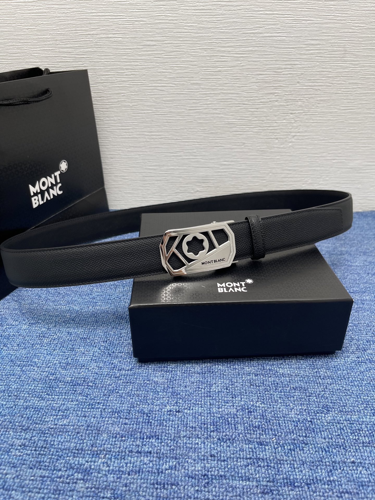  品牌：【万宝龙】 Montblanc家持续其一贯的高雅、绅士、精致的风格，进口小牛皮，手感细腻柔软。纯