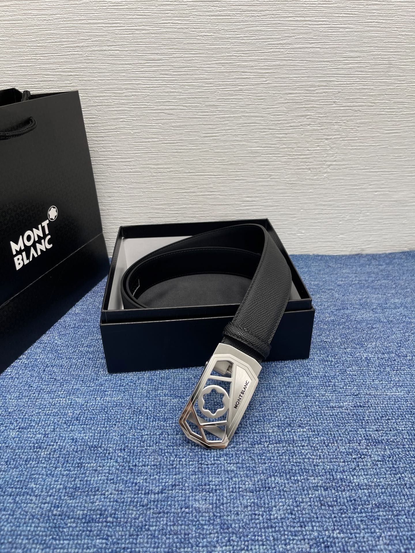  品牌：【万宝龙】 Montblanc家持续其一贯的高雅、绅士、精致的风格，进口小牛皮，手感细腻柔软。纯