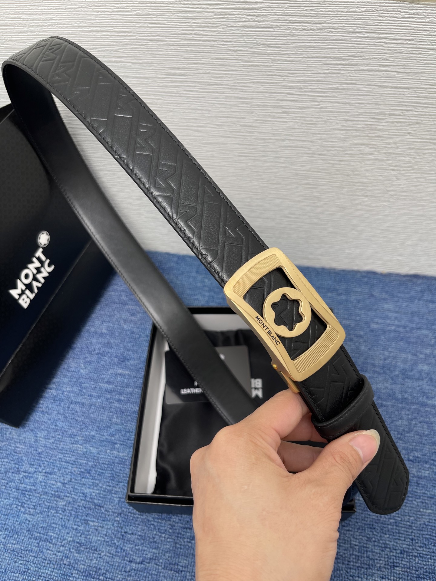  品牌：【万宝龙】 Montblanc家持续其一贯的高雅、绅士、精致的风格，进口小牛皮，手感细腻柔软。纯